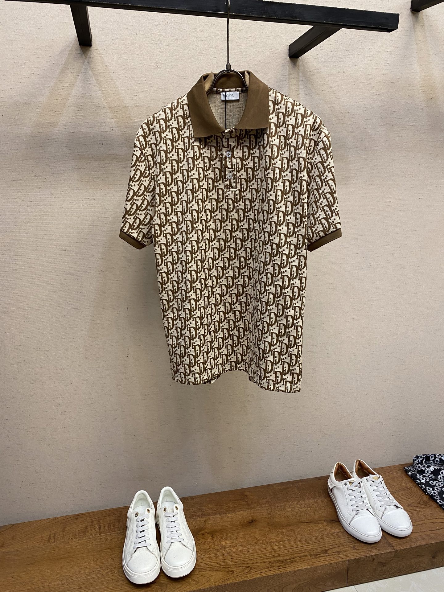 🌟🌟Dior，POLO衫翻领上身百搭半袖高版本纯棉经典短袖
这款纯棉拼色 高克重纯棉场上是没有的，我们家