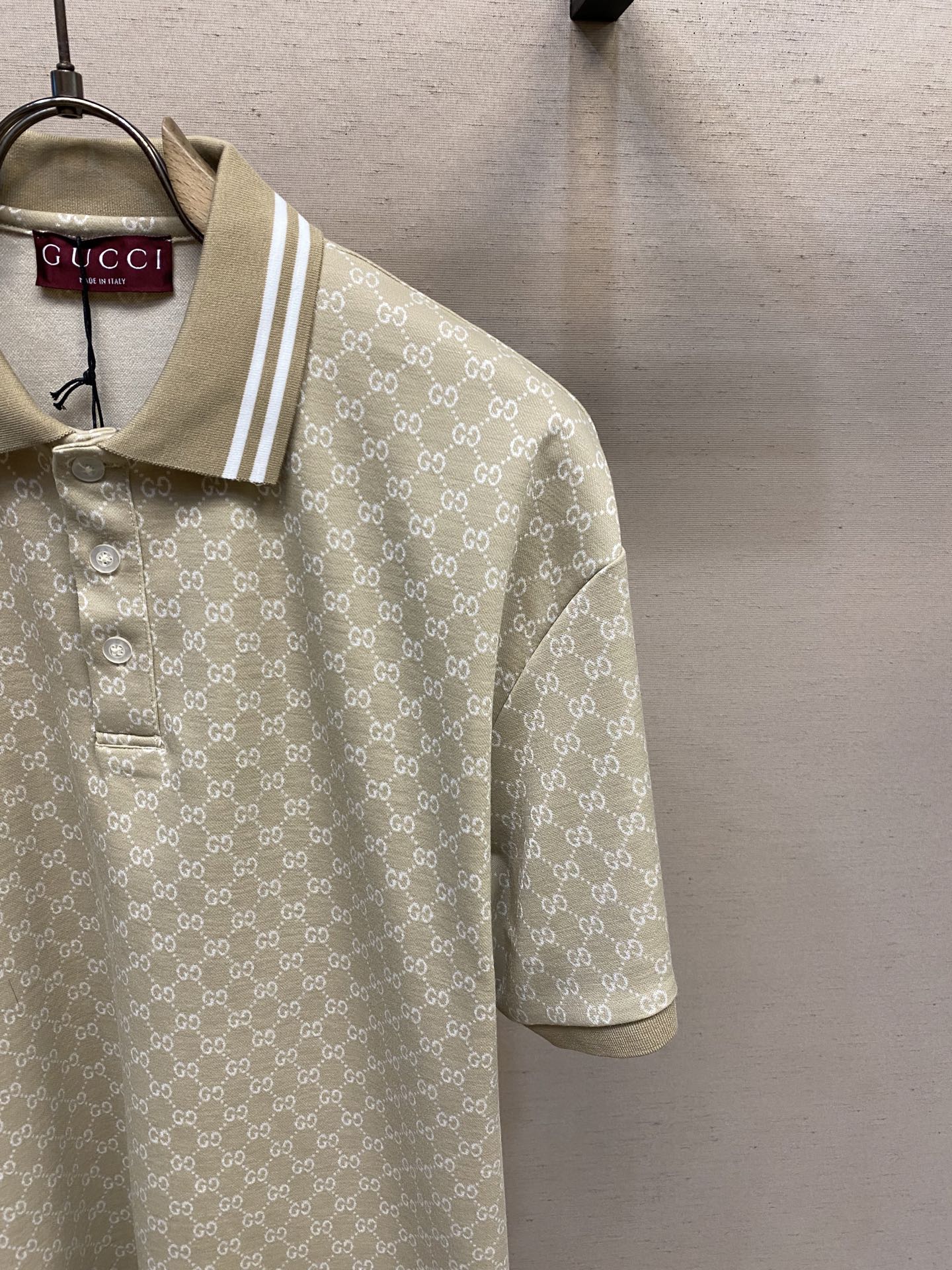 🌟🌟Gucci，POLO衫翻领上身百搭半袖高版本纯棉经典短袖
这款纯棉拼色 高克重纯棉场上是没有的，我们