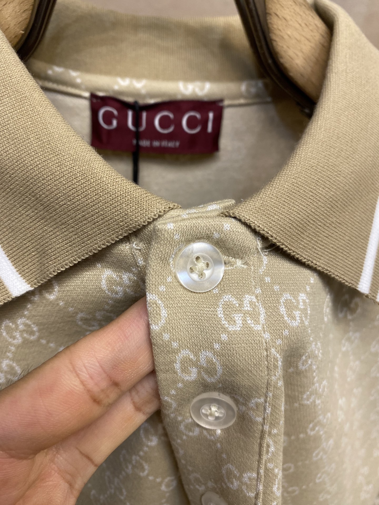 🌟🌟Gucci，POLO衫翻领上身百搭半袖高版本纯棉经典短袖
这款纯棉拼色 高克重纯棉场上是没有的，我们