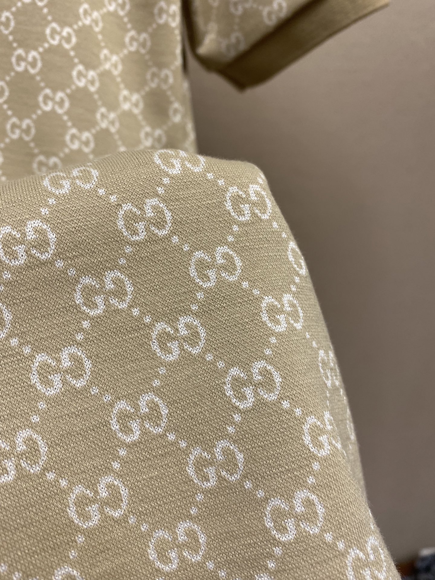 🌟🌟Gucci，POLO衫翻领上身百搭半袖高版本纯棉经典短袖
这款纯棉拼色 高克重纯棉场上是没有的，我们