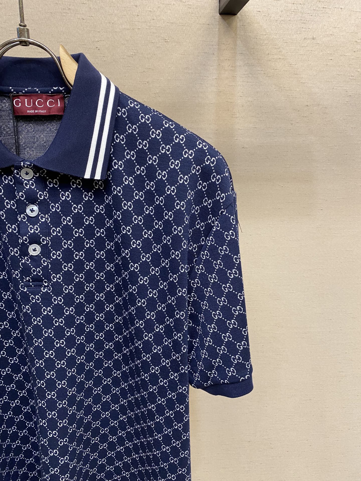 🌟🌟Gucci，POLO衫翻领上身百搭半袖高版本纯棉经典短袖
这款纯棉拼色 高克重纯棉场上是没有的，我们
