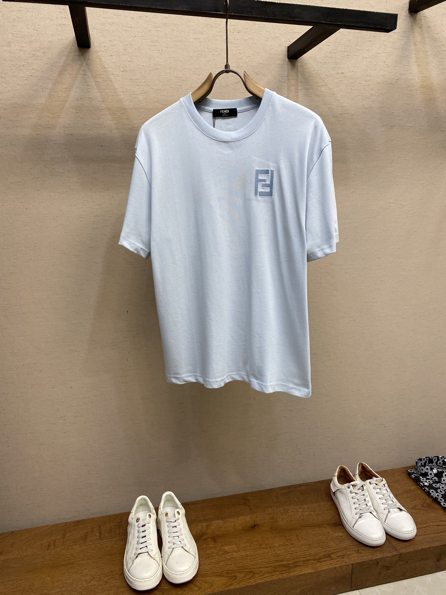 🌟🌟Fendi，双FF大刺绣logo清爽蓝短袖T恤 
 25夏季新款 情侣款百搭短袖T，FD浅雾霭蓝FF