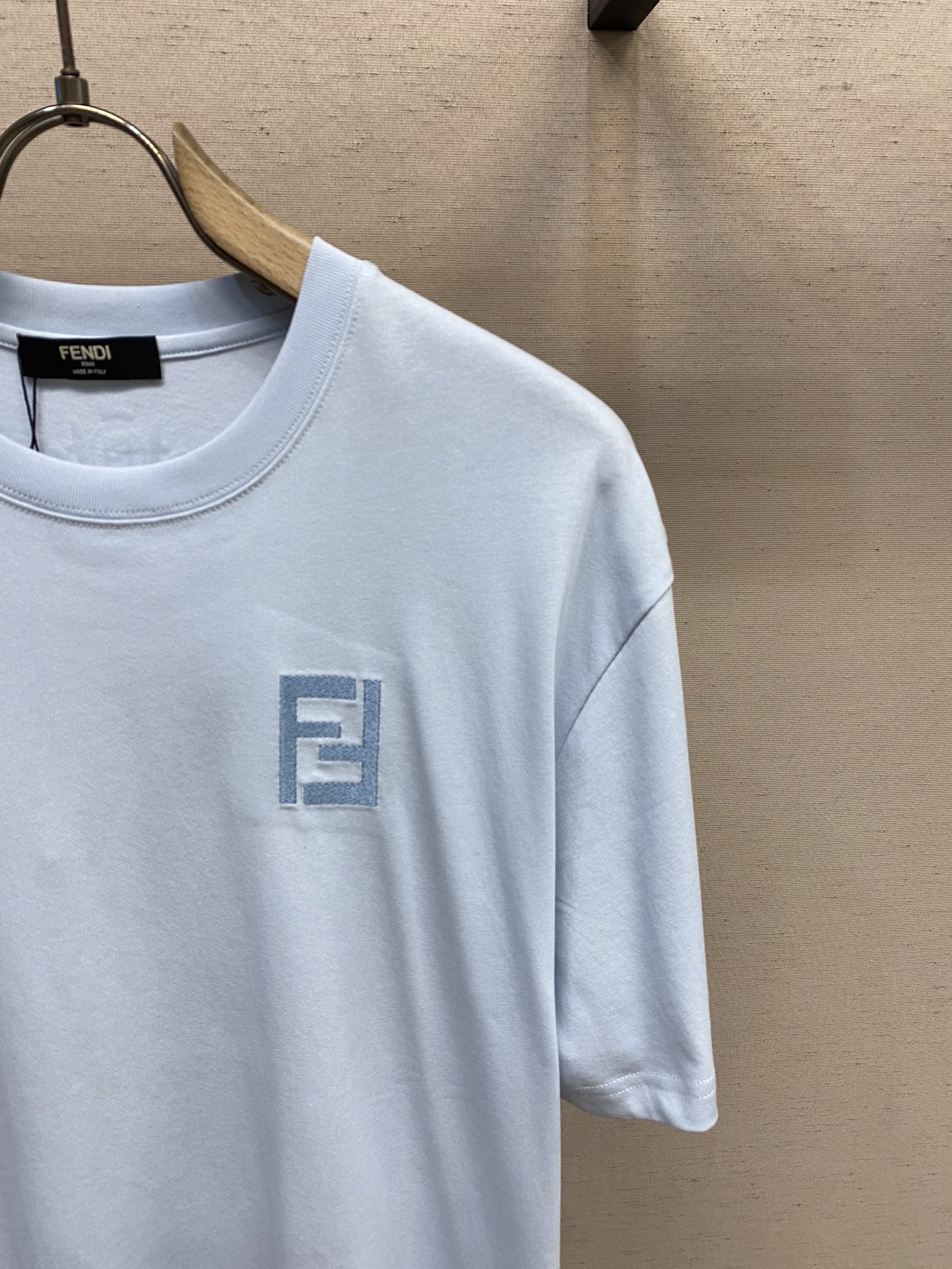 🌟🌟Fendi，双FF大刺绣logo清爽蓝短袖T恤 
 25夏季新款 情侣款百搭短袖T，FD浅雾霭蓝FF