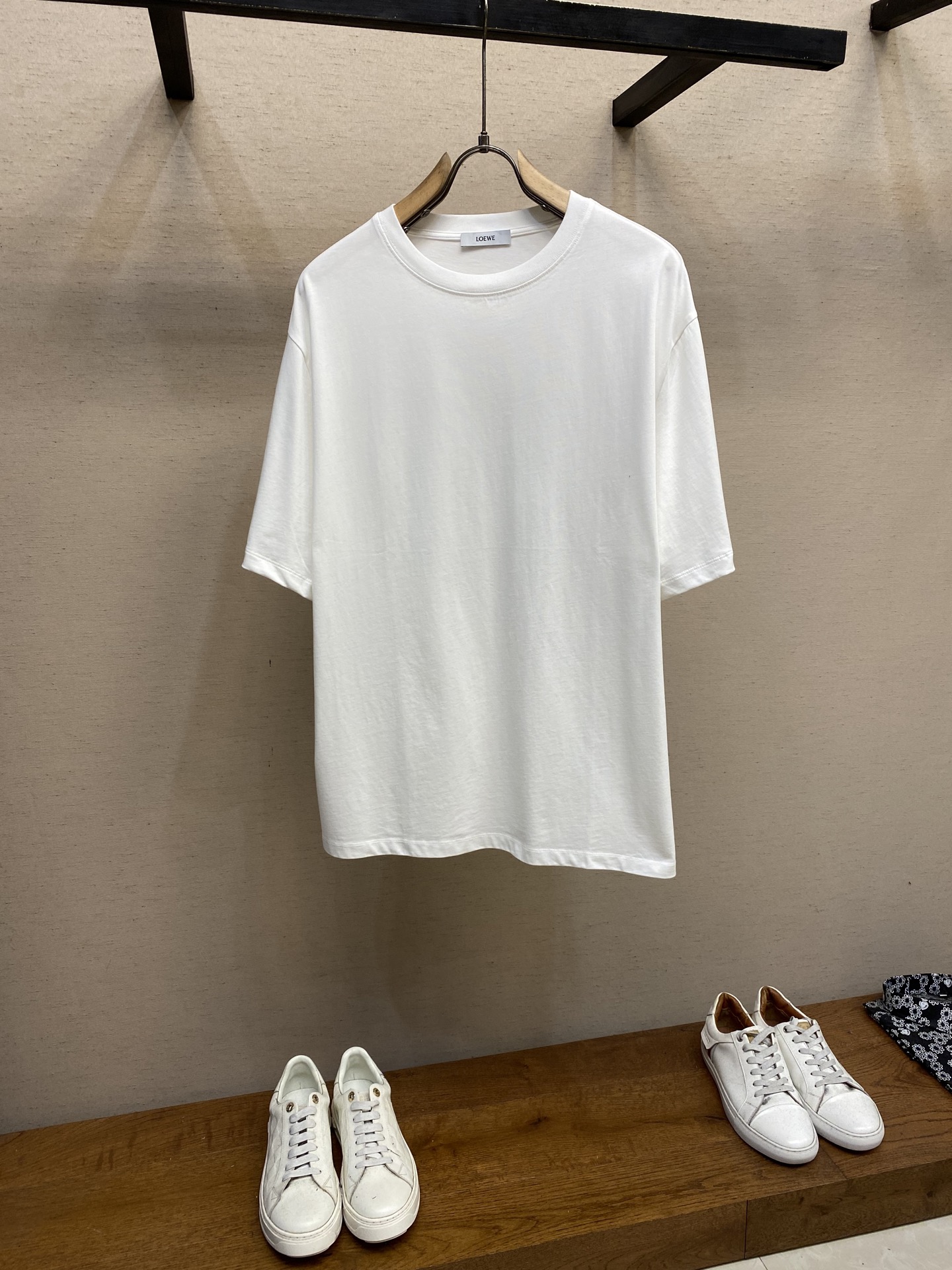 NO:421833,Loewe 25 spring and summer new embroidered short-sleeved T-shirt, Loewe's new T-shirt has a new style. This time the logo design is unique at the back of the sleeves on both sides. It uses pure cotton combed cotton fabric, which is comfortable and breathable. The overall color has an aging effect. There are two options for gray and blue and white. The off-shoulder loose style is more suitable for most people's body shape. The fabric is thick and soft, and it is very comfortable to wear. The middle-grade knitted knit is quite wide and stylish. The washing is super high-end. The design of the cuff logo is really full of small details. Size S-XL,,loewe,loewe,T-shirt,tees,t-shirt,alexander wang19860909Loewe 罗意威 25春夏新款 绣花短袖T恤,罗意威新款T恤又玩出新花样,这次logo的设计别具一格在两侧袖子后方,采用纯棉精梳棉面料,上身舒适透气,整体颜色有做旧的效果,有灰蓝色,白色两种选择,露肩宽松的版型更适合大多数人的身型,面料厚实又柔软,穿起来非常舒适,中克针织挺阔有型,水洗做旧超级高级,袖口Logo的设计真的是小细节拉满. 尺码S-XL,,loewe,loewe,T-shirt,tees，t-shirt,alexander wang,Men's clothing