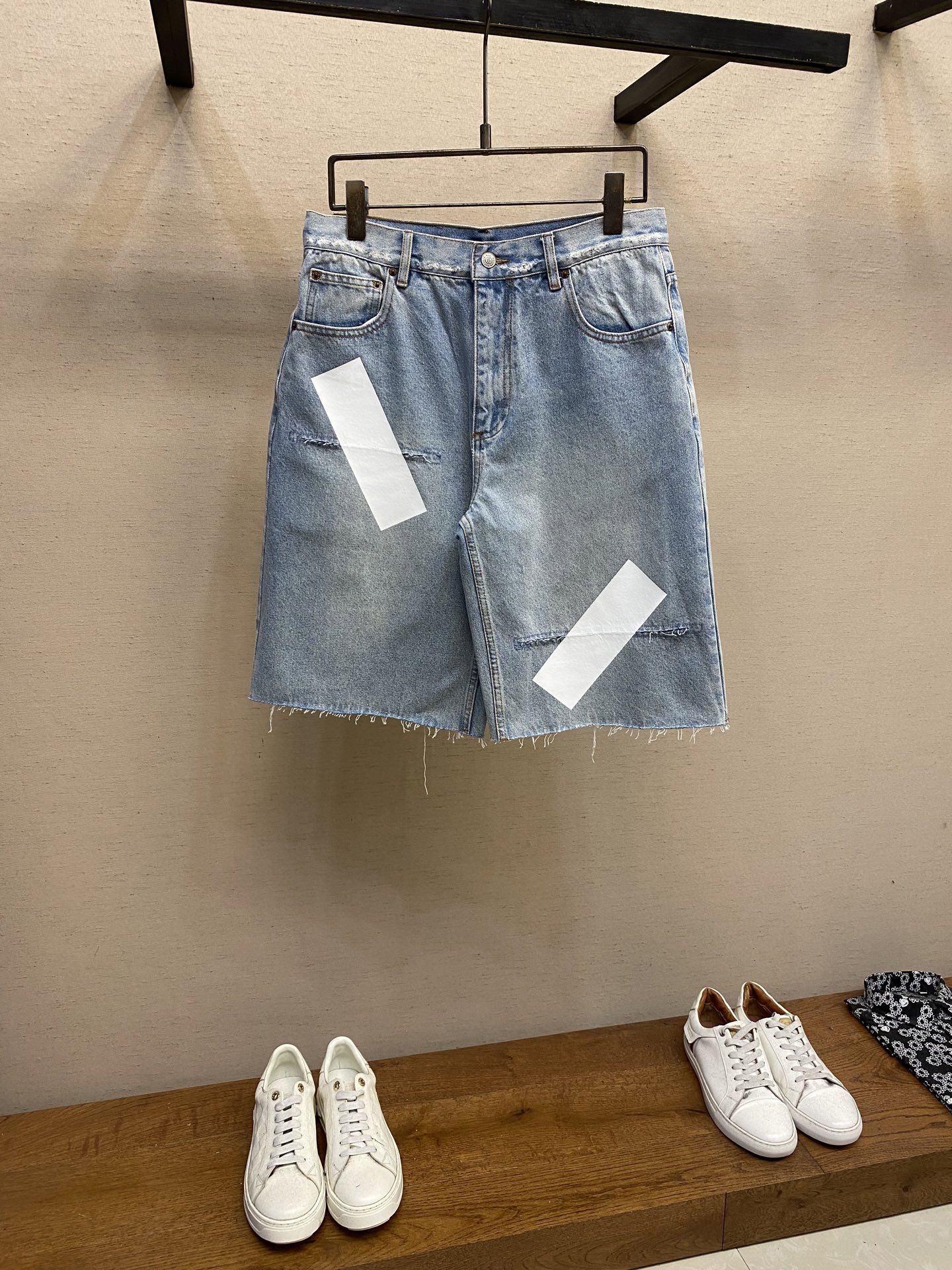 NO:421821,Maison Margiela MM6 24 spring and summer new style, ripped patch design denim shorts, large straight five-leg pants, super slim, and a simple T-fitting look great with casual shoes, clean and loose style, with a casual and unruly street laziness, the same style as men and women, cool and cool American style!  Heavy Industry Washing Bowl Color, the pants are really textured!  The loose straight-tube style covers the flesh and makes you look slimming, and while modifying your legs, you can add a retro work style to your handsomeness. You must have a place to take care of your various tops and raise your waistline so that the smaller one can also wear a three-seven-six-six-sized body proportion!  Size 30-36, Masion Margiela, shorts, alexander wang19860909Maison Margiela MM6 24春夏新款 破洞补丁设计牛仔短裤,大直筒五分裤裤型超级显瘦,搭配休闲鞋简单的T就很好看,干净利落的宽松版型,自带随性不羁的街头慵懒感,男女同款,又酷又飒妥妥的美式风格！重工洗水牛仔色,裤型质感真的绝了！宽松直筒的版型遮肉显瘦,修饰腿部的同时增加复古工装感,走路都带风的帅气感必须拥有一席之地,承包你的各种上衣搭配抬高腰线 让小个子也能穿出三七分身材比例！ 尺码30-36,,masion margiela,shorts,alexander wang,Men's clothing