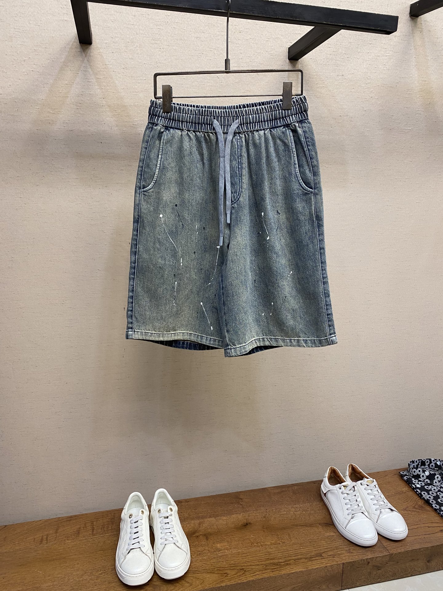 NO:427925,MM6, Majira MM6 retro and old!  Men's ink-splashed denim shorts are definitely a treasure item in the closet of fashion lovers!  It is made of classic denim material, which is crisp and comfortable. The retro and aging process of the pants is unique. Through special washing and polishing processes, it presents a natural fading and wear effect, as if carrying the story of time. Every trace of the aging is a unique fashion mark. The irregular transition of dark and light tones creates a casual and unrestrained atmosphere, which easily adapts to the current popular retro and street style outfits. The elastic straps at the waist and drawstring design not only ensure the comfort of wearing, but also freely adjusts the waist circumference to meet different wear needs. The large pocket is practical and beautiful. The classic jeans pocket shape shows quality in the details, and adds a bit of casualness and freedom. Size XS-L,,masion margiela,masion margiela,shorts,jeans,alexander wang19860909MM6,马吉拉MM6复古做旧！男士泼墨牛仔短裤 绝对是时尚爱好者衣橱里的宝藏单品！它整体采用经典牛仔布材质,挺括又不失舒. 裤子的复古做旧工艺堪称一绝,通过特殊的水洗、打磨等工序,呈现出自然的褪色和磨损效果,仿佛承载着岁月的故事,每一处做旧痕迹都是独特的时尚印记.不规则的深浅色调过渡,营造出随性不羁的氛围,轻松适配当下流行的复古、街头风格穿搭. 腰部的松紧带搭配抽绳设计,既保证了穿着的舒适度,又能自由调节腰围,适应不同的穿着需求.大口袋实用又美观,经典的牛仔裤口袋造型,细节处彰显品质,还增添了几分随性洒脱. 尺码XS-L,,masion margiela,masion margiela,shorts,jeans,alexander wang,Men's clothing