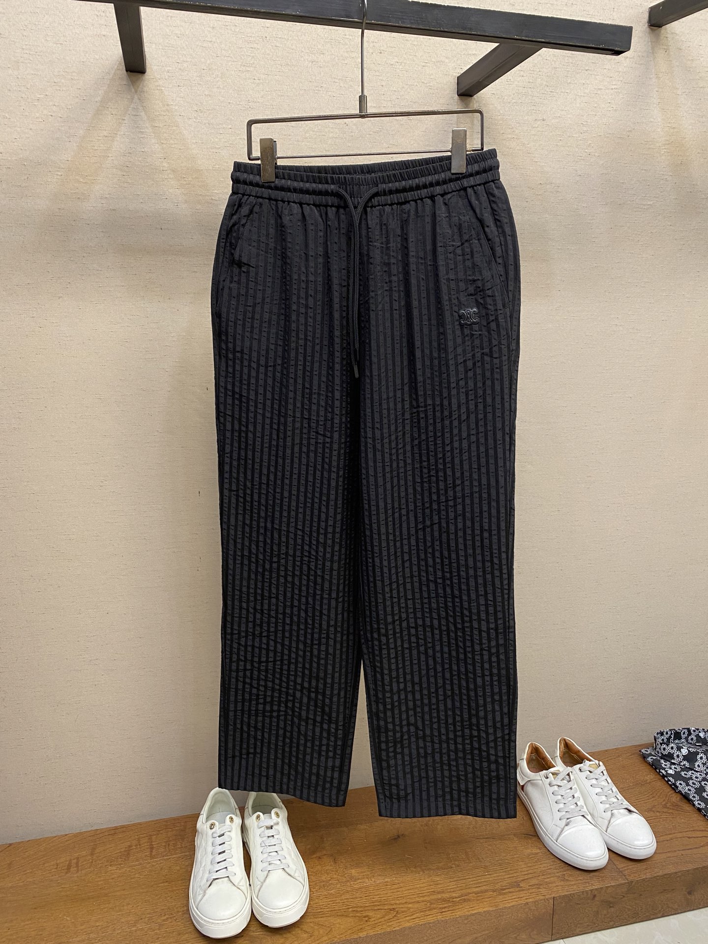 NO:421839,Celine, Summer magic pants ~ CE woven cotton dark pattern vertical striped cool pants casual trousers trousers trousers trousers. woven cotton material, light and breathable. It seems that a small air conditioner is installed on both legs, and there is no burden to wear at high temperatures. The 'cool feeling manufacturing machine' for walking~ The unique texture dark pattern design, low-key high-quality texture hiding vertical stripes visually extend the leg lines, easily creating long legs. Loose style + elastic waist, to accommodate all body shapes, and full of comfort. Whether it is citywalk, sports and fitness, or staying at home, it can be perfectly adapted, focusing on a 'unrestrained' free outfit~ A pair of pants solves the problem of summer wear, a must-have cool pants for fashionable beauty, whoever wears it falls in love with it. Quick entry is not a loss, making you fashionable and cool in summer Size XS-L,,celine,alexander wang19860909Celine,夏日神裤~CE梭织棉布暗纹竖条凉感裤 休闲长裤 裤子. 梭织棉布材质,轻薄透气 仿佛给双腿装了小空调,高温天穿也毫无负担,行走的“清凉感制造机”～ 独特肌理暗纹设计,低调中藏着高级质感 竖条纹视觉上拉长腿部线条,轻松打造大长腿. 宽松版型+松紧腰,包容各种身形,舒适度拉满 不管是citywalk、运动健身,还是宅家摆烂,它都能完美适配,主打一个“无束缚感”的自在穿搭～ 一条裤子解决夏日穿搭难题,时髦精必备的凉感神裤,谁穿谁爱上 速入不亏,让你在夏天又潮又凉快 尺码XS-L,,celine,alexander wang,Men's clothing