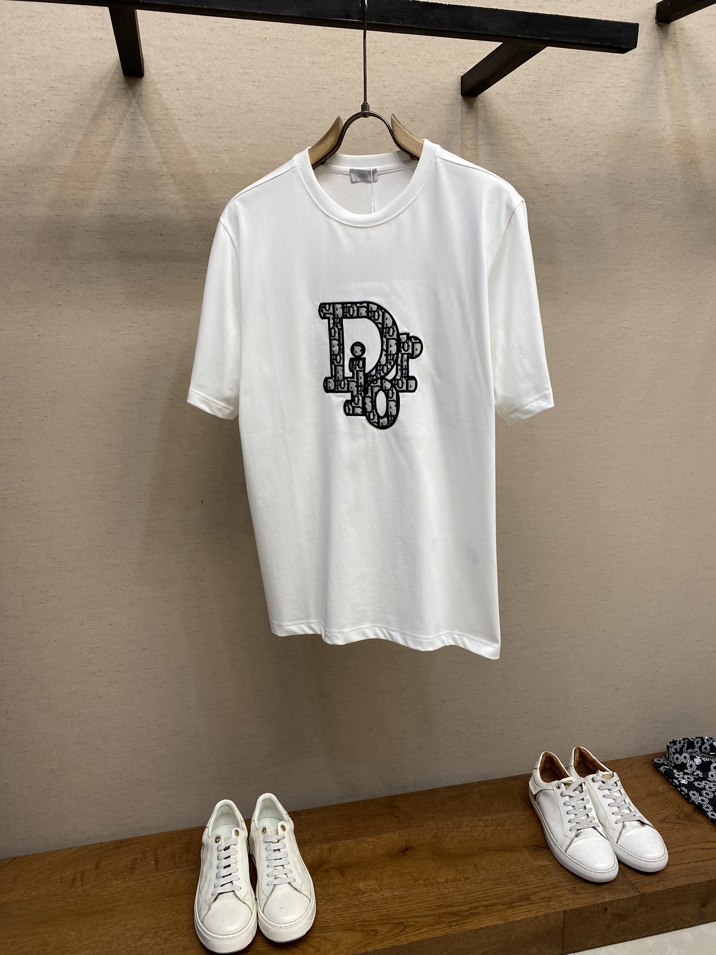 NO:427941,Dior, CD classic presbyterian letters!  Couple style two-color basic T This presbyterian letter short-sleeved perfectly combines classic and trendy. The black and white two-color basic and versatile. The iconic presbyterian letter embroidery on the chest is delicate and exquisite, with its own brand recognition, and it easily highlights the fashion taste. High-quality knitted pure cotton fabric is skin-friendly and breathable, and it is simple and atmospheric in daily wear. You can also play with layering. Whether it is paired with jeans to create a casual style or a skirt to create a light and mature feeling, it can unlock high-end and fashionable styles, allowing you to bring your own DI*-style elegance and tone in the crowd, easily becoming the focus of attention on the street. Size XS-L,,dior, skirts,jeans,T-shirt,alexander wang19860909Dior,CD经典老花字母！情侣款两色基础T  这款老花字母短袖,将经典与潮流完美融合 黑白双色基础又百搭,胸前标志性老花字母刺绣,细腻精致,自带品牌辨识度,轻松彰显时尚品味.优质针织纯棉面料亲肤透气,日常单穿简约大气,叠穿也能玩出层次感~无论是搭配牛仔裤打造休闲风,还是配半裙营造轻熟感,都能靠它解锁高级时髦造型,让你在人群中自带 DI* 式的优雅与腔调,轻松成为街头吸睛焦点. 尺码XS-L,,dior,skirts,jeans,T-shirt,alexander wang,Men's clothing