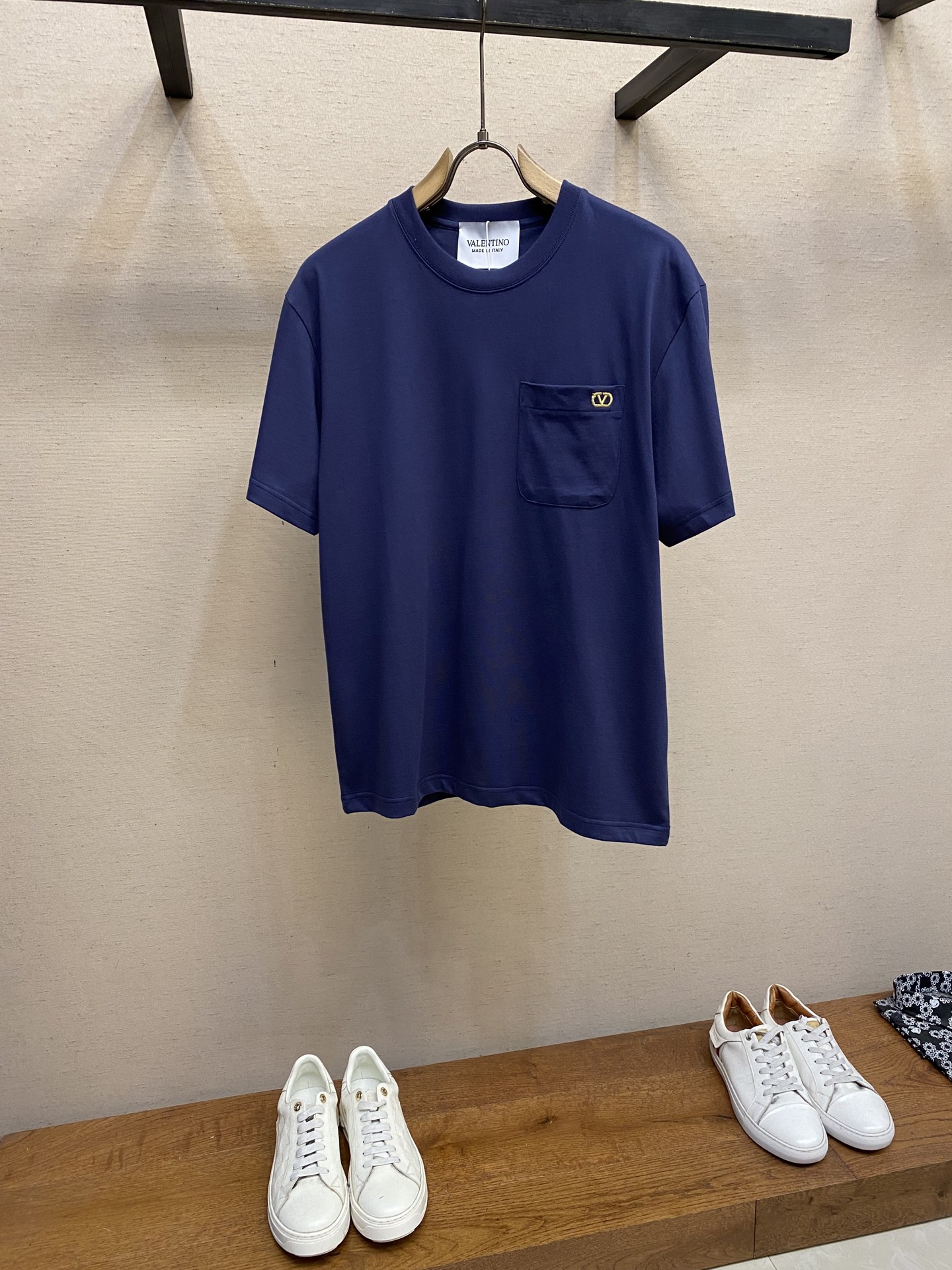 NO:427933,VLT...VT Navy Blue Pocket Gold Line Embroidery Logo Short-sleeved T-shirt Valen**o Navy Blue Pocket Gold Line Embroidery Short-sleeved, made of high-weight pure cotton fabric, with solid and crisp texture. The classic Navy Blue Pocket is calm and atmospheric, and the chest pocket is embellished with exquisite gold line embroidery Logo, simple and high-end texture, interpreting Italian elegance and brand recognition, and daily outfits are easy to show taste. Size XS-L, valentino, T-shirt, tees, t-shirt, alexander wang19860909VLT……VT藏青色口袋金线刺绣logo短袖T恤 Valen**o 藏青色口袋金线刺绣标短袖,以高克重纯棉面料打造,质感扎实挺括.经典藏青底色沉稳大气,胸口口袋点缀精致金线刺绣 Logo,简约中透着高级质感,诠释意式优雅与品牌辨识度,日常穿搭轻松彰显品味 . 尺码XS-L,,valentino,T-shirt,tees，t-shirt,alexander wang,Men's clothing