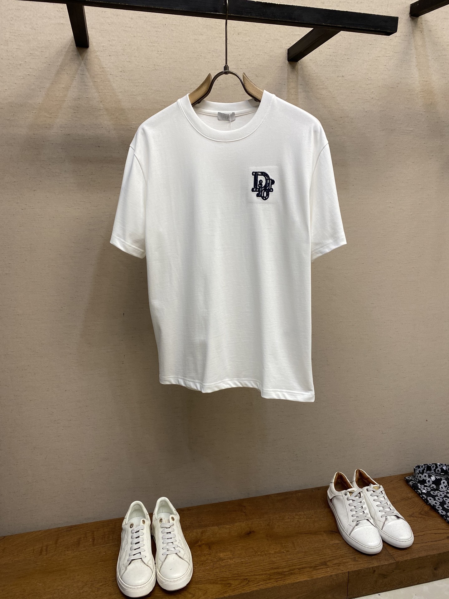 NO:427945,Dior, CD presbyopia small label ~ 25 summer new pure cotton short-sleeved T-shirt, the first choice for high-end loose-fitting outfits, classic presbyopia small label embroidery, exquisite and not ostentatious, low-key to show taste. Gaoke heavy knitted cotton fabric, crisp and not easy to collapse, soft and skin-friendly, breathable and textured. Loose shoulder-length style, not picky about the figure, simple and casual wear alone, fashionable and versatile~ suitable for daily street outings and casual dates, easy to grasp the relaxed and high-end feeling. One piece unlocks N styles, essential basic styles for the wardrobe!  Size XS-L,dior,T-shirt,tees,t-shirt,alexander wang19860909Dior,CD老花小标~25夏季新款纯棉短袖T恤 高阶松弛感穿搭首选,经典老花小标刺绣,精致不张扬,低调彰显品味 .高克重针织棉面料,挺括不易塌,触感软糯亲肤,透气又有质感 宽松落肩版型,不挑身材,单穿简约随性,叠穿时髦百搭~日常出街、休闲约会都适配,轻松拿捏松弛高级感 一件解锁N种风格,衣柜必备基础款！ 尺码XS-L,,dior,T-shirt,tees，t-shirt,alexander wang,Men's clothing