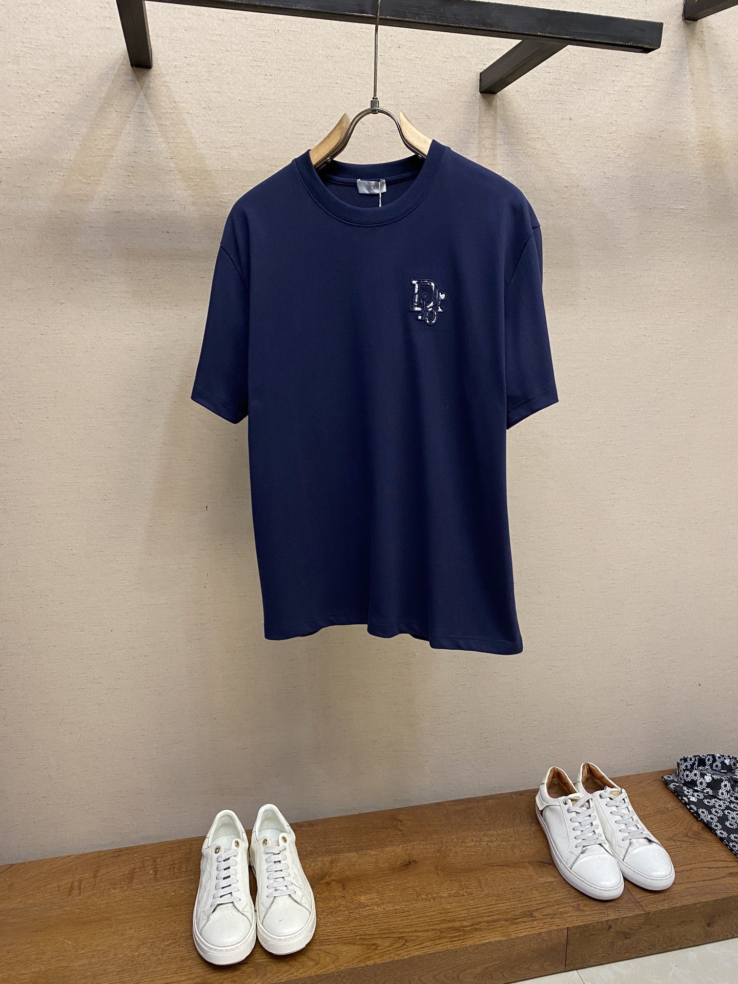 NO:421857,Dior, CD presbyopia small label ~ 25 summer new pure cotton short-sleeved T-shirt, the first choice for high-end loose-fitting outfits, classic presbyopia small label embroidery, exquisite and not ostentatious, low-key to show taste. Gaoke heavy knitted cotton fabric, crisp and not easy to collapse, soft and skin-friendly, breathable and textured. Loose shoulder-length style, not picky about the figure, simple and casual wear alone, fashionable and versatile~ suitable for daily street outings and casual dates, easy to grasp the relaxed and high-end feeling. One piece unlocks N styles, essential basic styles for the wardrobe!  Size XS-L,dior,T-shirt,tees,t-shirt,alexander wang19860909Dior,CD老花小标~25夏季新款纯棉短袖T恤 高阶松弛感穿搭首选,经典老花小标刺绣,精致不张扬,低调彰显品味 .高克重针织棉面料,挺括不易塌,触感软糯亲肤,透气又有质感 宽松落肩版型,不挑身材,单穿简约随性,叠穿时髦百搭~日常出街、休闲约会都适配,轻松拿捏松弛高级感 一件解锁N种风格,衣柜必备基础款！ 尺码XS-L,,dior,T-shirt,tees，t-shirt,alexander wang,Men's clothing