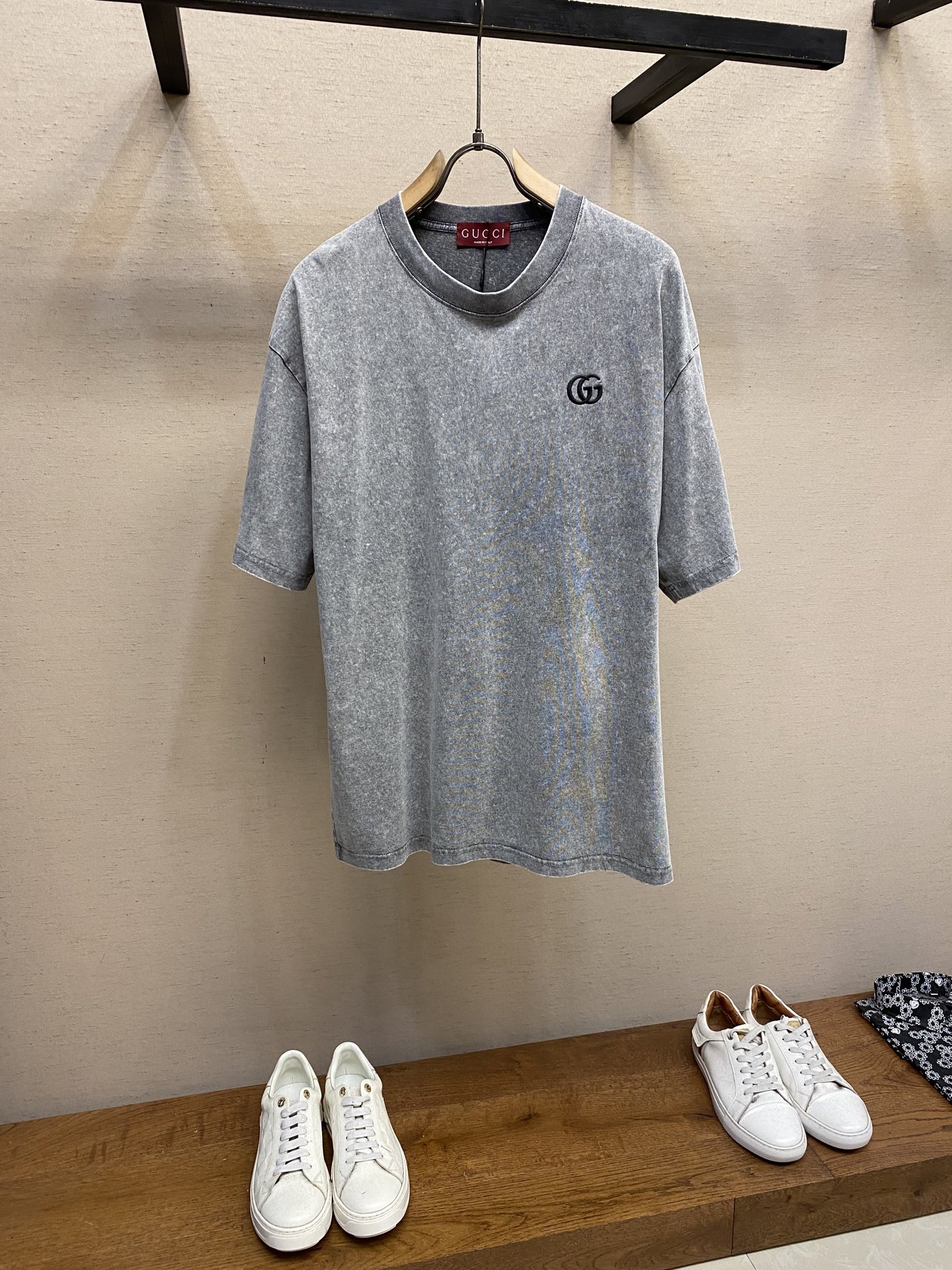 NO:427937,Gucci, GG batik double G embroidered two-color round neck short-sleeved T-shirt In the cycle of fashion, the retro trend always occupies a unique place, and GU**'s ready-to-wear batik short-sleeved T-shirt is undoubtedly a dazzling existence on the road to retro advancement. It interprets the fusion of classics and trends with a heavy industry attitude.  It is made of high-quality cotton fabric and carefully crafted by ready-to-wear batik technology. During the batik process, the dye and fabric are deeply blended, and each inch of the fabric presents a unique color texture. Gray and orange are like stone roads in the old time, with a matte hazy retro feeling; orange is like an old wall kissed by the sun, with a warm and layered tone. Heavy fabrics give the clothes a solid thickness and drape. When touched, you can feel the rusticity of cotton fibers and the unique texture after the batik. Heavy industry craftsmanship makes this retro texture more mellow. The classic double G embroidery logo on the chest is presented in fine needle method, and the white embroidery thread is particularly eye-catching on the retro background, which not only retains the classic recognition of the brand, but also perfectly matches the retro atmosphere of ready-to-wear batik.  Size XS-L, gucci, T-shirt,tees, t-shirt,alexander wang19860909Gucci,GG蜡染双G刺绣两色圆领短袖T恤 在时尚的轮回里,复古风潮始终占据着独特的席位,而 GU** 这款成衣蜡染短袖,无疑是复古进阶之路上的亮眼存在,以重磅重工的姿态,诠释着经典与潮流的融合. 采用优质棉面料,经成衣蜡染工艺悉心打造.蜡染过程中,染料与面料深度交融,每一寸布料都呈现出独特的色泽纹理,灰色与橙色两款,似从岁月中走来灰色如旧时光里的石板路,带着磨砂般的朦胧复古感；橙色像被阳光亲吻过的老墙,有着温暖且富有层次的色调.重磅面料赋予衣物扎实的厚度与垂坠感,触摸时,能感受到棉纤维的质朴与蜡染后独特的肌理,重工工艺让这份复古质感更显醇厚 . 胸前经典的双 G 刺绣标识,以精细的针法呈现,白色绣线在复古底色上格外醒目,既保留品牌的经典辨识度,又与成衣蜡染的复古氛围完美契合. 尺码XS-L,,gucci,T-shirt,tees，t-shirt,alexander wang,Men's clothing