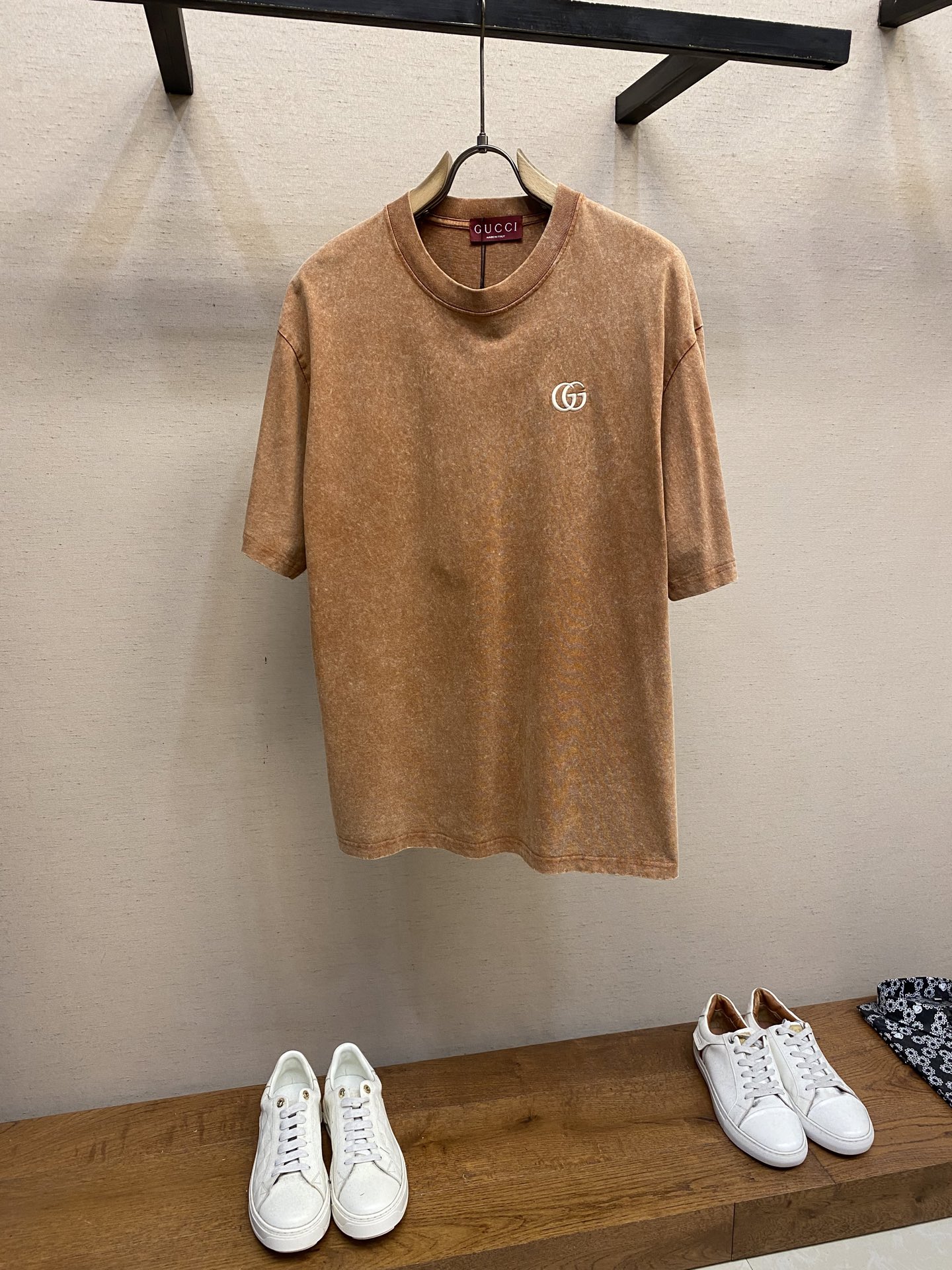 NO:421849,Gucci, GG batik double G embroidered two-color round neck short-sleeved T-shirt In the cycle of fashion, the retro trend always occupies a unique place, and GU**'s ready-to-wear batik short-sleeved T-shirt is undoubtedly a dazzling existence on the road to retro advancement. With a heavy industry attitude, it interprets the fusion of classics and trends.  It is made of high-quality cotton fabric and carefully crafted by ready-to-wear batik technology. During the batik process, the dye and fabric are deeply blended, and each inch of the fabric presents a unique color texture. Gray and orange are like stone roads in the old time, with a matte hazy retro feeling; orange is like an old wall kissed by the sun, with a warm and layered tone. Heavy fabrics give the clothes a solid thickness and drape. When touched, you can feel the rusticity of cotton fibers and the unique texture after the batik. Heavy industry craftsmanship makes this retro texture more mellow. The classic double G embroidery logo on the chest is presented in fine needle method, and the white embroidery thread is particularly eye-catching on the retro background, which not only retains the classic recognition of the brand, but also perfectly matches the retro atmosphere of ready-to-wear batik.  Size XS-L, gucci, T-shirt,tees, t-shirt,alexander wang19860909Gucci,GG蜡染双G刺绣两色圆领短袖T恤 在时尚的轮回里,复古风潮始终占据着独特的席位,而 GU** 这款成衣蜡染短袖,无疑是复古进阶之路上的亮眼存在,以重磅重工的姿态,诠释着经典与潮流的融合. 采用优质棉面料,经成衣蜡染工艺悉心打造.蜡染过程中,染料与面料深度交融,每一寸布料都呈现出独特的色泽纹理,灰色与橙色两款,似从岁月中走来灰色如旧时光里的石板路,带着磨砂般的朦胧复古感；橙色像被阳光亲吻过的老墙,有着温暖且富有层次的色调.重磅面料赋予衣物扎实的厚度与垂坠感,触摸时,能感受到棉纤维的质朴与蜡染后独特的肌理,重工工艺让这份复古质感更显醇厚 . 胸前经典的双 G 刺绣标识,以精细的针法呈现,白色绣线在复古底色上格外醒目,既保留品牌的经典辨识度,又与成衣蜡染的复古氛围完美契合. 尺码XS-L,,gucci,T-shirt,tees，t-shirt,alexander wang,Men's clothing