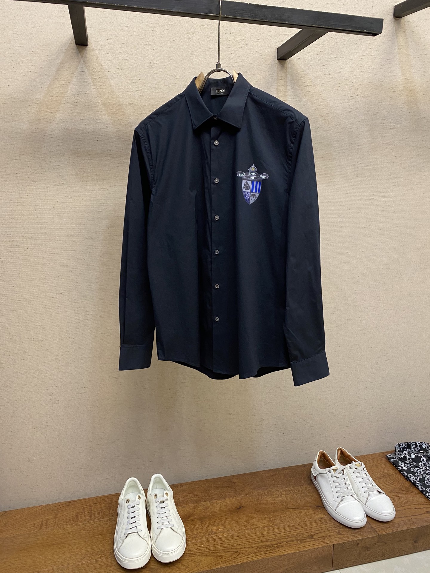 NO:951750,Fendi, Fendi’s shirt!  A series that has not been released to the public!  Exclusive launch on the market!  110 fine cotton Lutai fabrics reveal a noble temperament in both light and clothing!  The unique customized shoulder trademark printed shield LOG0 is more noble!  No matter you wear it outside, it is comfortable and soft without losing its noble style!  !  !  !  !  !  !  Size S-2xl s Shoulder width 46 Bust 102 Length 76 Sleeve length 63 m Shoulder width 47 Bust 106 Length 77.5 Sleeve length 64 l Shoulder width 48 Bust 110 Length 79 Sleeve length 65 xl Shoulder width 49 Bust 114 Length 80.5 Sleeve length 66 xxl Shoulder width 450 Bust  118 in length, 82 in sleeve length, 67 in recommended sizes (slightly loose fit), height 174-145 pounds, size M is suitable for trying on!  For boys weighing less than 135 catties, choose S size, between 135-150 catties, choose M size, between 150-165 catties, choose L size, between 165-180 catties, choose XL size, and between 180-198 catties, choose XXL size!  ,,fendi,shirts,19860909Fendi, 芬弟弟家衬衫！未对外公开发售系列！市场独家首发！110枝精棉鲁泰面料,无论从亮光还是着装都透露着高贵的气质！独特定制肩部商标印花盾牌LOG0更加高贵！无论外穿都是既舒适柔软,又不失高贵风范！ ！！！！！！ 尺码S-2xl s 肩宽 46胸围 102衣长 76袖长63 m 肩宽 47胸围 106衣长 77.5袖长64 l 肩宽 48胸围 110衣长 79袖长65 xl 肩宽 49胸围 114衣长 80.5袖长66 xxl肩宽 450胸围 118衣长 82袖长67 尺码推荐（略宽松版型） 身高174-145斤,试穿M码合适！ 男生体重135斤以内选择S码,135-150斤选择M码,150-165斤选择L码,165-180斤选择XL码,180-198斤选择XXL码！,,fendi,shirts,,Men's clothing