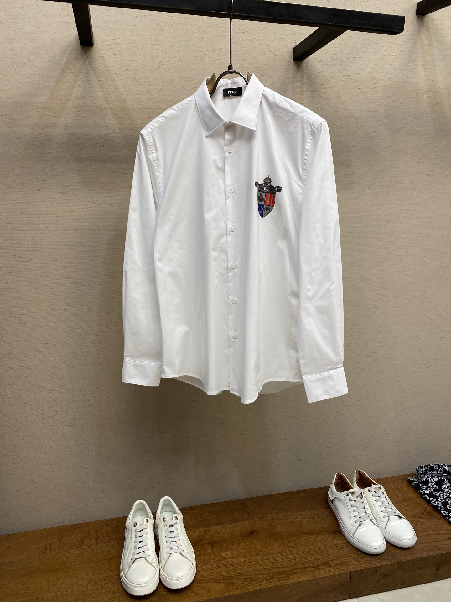 NO:437058,Fendi, Brother Fendi’s shirt!  Not publicly sold series!  Exclusive first launch in the market!  110 branches of fine cotton Lutai fabric, revealing noble temperament in both light and dress!  Unique custom shoulder trademark printed shield LOG0 is more noble!  Whether worn outside, it is comfortable and soft, and it is not without a noble style!  Size S-2xl s Shoulder width 46 bust 102 length 76 sleeve length 63 m Shoulder width 47 bust 106 length 77.5 sleeve length 64 l Shoulder width 48 bust 110 length 79 sleeve length 65 xl Shoulder width 49 bust 114 length 80.5 sleeve length 66 xxl Shoulder width 450 bust 118 length 82 sleeve length 67 Size recommended (slightly loose style) Height 174-145 catties, try on size M!  A boy can choose S code within 135 catties, a M code for 135-150 catties, a L code for 150-165 catties, a XL code for 165-180 catties, and a XXL code for 180-198 catties!  ,fendi,shirts,alexander wang19860909Fendi, 芬弟弟家衬衫！未对外公开发售系列！市场独家首发！110枝精棉鲁泰面料,无论从亮光还是着装都透露着高贵的气质！独特定制肩部商标印花盾牌LOG0更加高贵！无论外穿都是既舒适柔软,又不失高贵风范！ 尺码S-2xl s 肩宽 46胸围 102衣长 76袖长63 m 肩宽 47胸围 106衣长 77.5袖长64 l 肩宽 48胸围 110衣长 79袖长65 xl 肩宽 49胸围 114衣长 80.5袖长66 xxl肩宽 450胸围 118衣长 82袖长67 尺码推荐（略宽松版型） 身高174-145斤,试穿M码合适！ 男生体重135斤以内选择S码,135-150斤选择M码,150-165斤选择L码,165-180斤选择XL码,180-198斤选择XXL码！,,fendi,shirts,alexander wang,Men's clothing