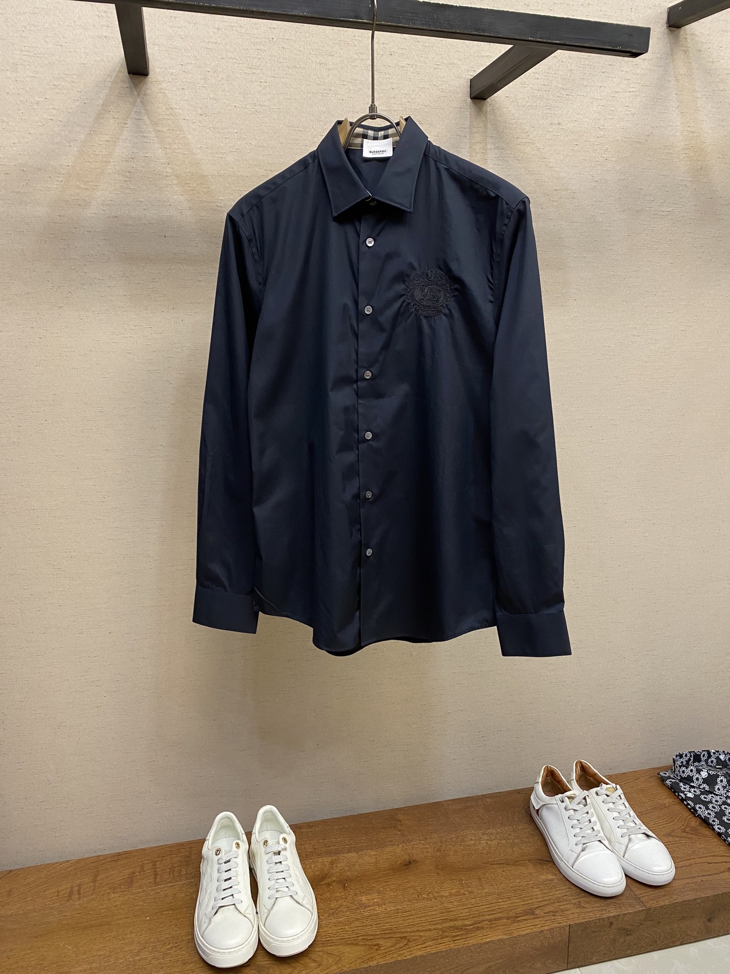 NO:951852,BBR, BUR solid color embroidered war horse new men's high-end fashion 80-count double-ply cotton fabric logo embroidered men's small pointed collar business casual long-sleeved shirt!  !  !  !  !  !  !   The design is in line with Barry's aesthetic design, with a large logo embroidered on the chest, which is very recognizable. It is a soul-like modification, quite fashionable, and full of British accent!  The details are full of high-end and luxurious shell buckle embellishments, paired with a small lapel design, which is both age-reducing and fashionable. It is full of energy and can easily highlight your temperament. The upper body effect is smart and neat, with both style and style. It is a versatile and practical shirt!  The fabrics are selected from high-grade imported ready-made high-count cotton fabrics, custom-woven and dyed in the tailor-made process of well-established workshops. It is an extremely luxurious and special material. The fabric properties are all treated with superior craftsmanship. The fabric has extremely high gloss, the mesh structure is delicate and natural, and the comfort and breathability are perfect. The tactile experience is self-evident, and you can enjoy the ultimate luxury!  The details are full of craftsmanship, and the accessories are all provided by customers. The workmanship is extremely rigorous and elegant. The overall outline structure continues the basic shape of the B family, expressing the simple and elegant characteristics in place!  Size S-2xl S size shoulder width 46cm-bust 102cm-shirt length 74cm-sleeve length 63cm M size shoulder width 47cm-chest 106cm-shirt length 75cm-sleeve length 64cm L size shoulder width 48cm-chest 110cm-shirt length 76cm-sleeve length 65cm CL size shoulder width 49cm-chest 114cm-shirt length 77cm-sleeve length 66cm  XXL size has shoulder width 50cm - bust 118cm - dress length 78cm - sleeve length 67cm. Recommended size (fitted version). Height 174-145 catties. Try on size M which is suitable!  Boys weighing less than 140 pounds should choose M size, 140-155 pounds should choose L size, 155-170 pounds should choose XL size, and 170-188 pounds should choose XXL size!  All girls can choose size S!  ,,burberry,shirts,19860909BBR,BUR净色刺绣战马新品男士高端时装款80支双股棉面料Logo刺绣男士小尖领商务休闲长袖衬衫！！！！！！！  设计符合巴*莉美学设计,胸前刺绣大Logo打造,辨识度非常鲜明,属于灵魂式的修饰,颇具时髦感,满满的英伦腔调！细节之处尽显高级奢侈感十足的贝壳扣点缀,搭配小翻领设计,减龄又时髦,充满活力且极易凸显出气质感,上身效果干练利落,型格兼具,百搭实穿性极好的一款衬衫！ 面料甄选高级进口成衣高支棉面料,老牌工坊成衣工序定织定染,极为奢华特殊的材质,面料属性皆为上乘工艺处理,面料光泽度极高,网眼结构细腻自然,舒适性与透气性完美兼备,触感体验不言而喻,奢华极致享受！细节之处尽显匠心工艺,辅料皆为客供,做工极为严谨考究,通体的轮廓构造延续了B家基础形态,将简约大气的特征表现到位！ 尺码S-2xl S码肩宽46cm-胸围102cm-衣长74cm-袖长63cm M码肩宽47cm-胸围106cm-衣长75cm-袖长64cm L码肩宽48cm-胸围110cm-衣长76cm-袖长65cm CL码肩宽49cm-胸围114cm-衣长77cm-袖长66cm XXL码肩宽50cm-胸围118cm-衣长78cm-袖长67cm 尺码推荐（合身版型） 身高174-145斤,试穿M码合适！ 男生体重140斤以内选择M码,140-155斤选择L码,155-170斤选择XL码,170-188斤选择XXL码！ 女生全部选择S码即可！,,burberry,shirts,,Men's clothing