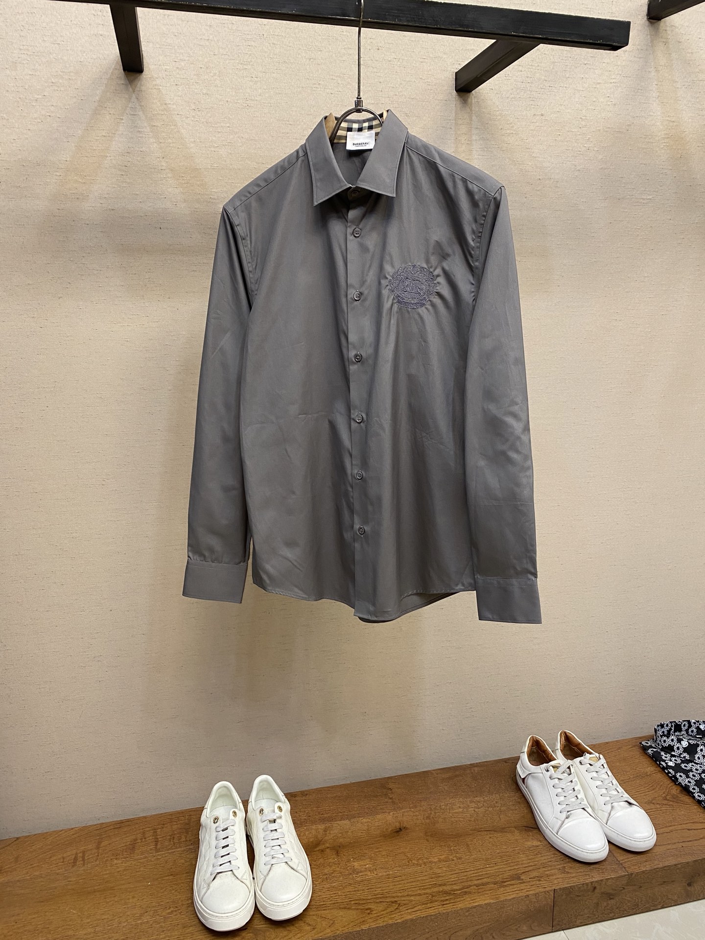 NO:437063,BBR, BUR clean color embroidery new men's high-end fashion model 80 double-strand cotton fabric Logo embroidery men's small pointed collar business casual long-sleeved shirt design conforms to the aesthetic design of Bazil, and creates a large logo with a chest embroidery. It has a very distinctive recognition, which is a soul-style modification, quite fashionable and full of British accent!  The details show the high-end and luxurious shell button embellishment, paired with a small lapel design, is age-reducing and fashionable, full of vitality and easily highlights the temperament. The upper body effect is capable and neat, and it has both styles. It is a shirt with versatility and practical wearability!  Fabric selection is high-end imported garment high-split cotton fabric, old-fashioned workshop garment process is fixed, weaving and dyeing, extremely luxurious and special materials, all of which are treated with superior craftsmanship, the fabric has extremely high gloss, the mesh structure is delicate and natural, and the comfort and breathability are perfect. The touch experience is self-evident, and the ultimate luxury enjoyment!  The details show the ingenious craftsmanship, the auxiliary materials are all supplied to customers, and the workmanship is extremely rigorous and sophisticated. The whole outline structure continues the basic form of B's ​​house, expressing the simple and atmospheric characteristics in place!  Size S-2xl S S shoulder width 46cm-bust 102cm-cloth 74cm-sleeved length 63cm M Shoulder width 47cm-bust 106cm-clothed length 75cm-sleeved length 64cm L Shoulder width 48cm-bust 110cm-clothed length 76cm-sleeved length 65cm CL Shoulder width 49cm-bust 114cm-clothed length 77cm-sleeved length 66cm XXL Shoulder width 50cm-bust 118cm-clothed length 78cm-sleeved length 67cm Size recommended (fitting style) Height 174-145 catties, try on size M!  A boy can choose M code within 140 catties, a L code for 140-155 catties, a XL code for 155-170 catties, and a XXL code for 170-188 catties!  All girls can choose S code!  ,burberry,shirts,alexander wang19860909BBR,BUR净色刺绣战马新品男士高端时装款80支双股棉面料Logo刺绣男士小尖领商务休闲长袖衬衫 设计符合巴*莉美学设计,胸前刺绣大Logo打造,辨识度非常鲜明,属于灵魂式的修饰,颇具时髦感,满满的英伦腔调！细节之处尽显高级奢侈感十足的贝壳扣点缀,搭配小翻领设计,减龄又时髦,充满活力且极易凸显出气质感,上身效果干练利落,型格兼具,百搭实穿性极好的一款衬衫！ 面料甄选高级进口成衣高支棉面料,老牌工坊成衣工序定织定染,极为奢华特殊的材质,面料属性皆为上乘工艺处理,面料光泽度极高,网眼结构细腻自然,舒适性与透气性完美兼备,触感体验不言而喻,奢华极致享受！细节之处尽显匠心工艺,辅料皆为客供,做工极为严谨考究,通体的轮廓构造延续了B家基础形态,将简约大气的特征表现到位！ 尺码S-2xl S码肩宽46cm-胸围102cm-衣长74cm-袖长63cm M码肩宽47cm-胸围106cm-衣长75cm-袖长64cm L码肩宽48cm-胸围110cm-衣长76cm-袖长65cm CL码肩宽49cm-胸围114cm-衣长77cm-袖长66cm XXL码肩宽50cm-胸围118cm-衣长78cm-袖长67cm 尺码推荐（合身版型） 身高174-145斤,试穿M码合适！ 男生体重140斤以内选择M码,140-155斤选择L码,155-170斤选择XL码,170-188斤选择XXL码！ 女生全部选择S码即可！,,burberry,shirts,alexander wang,Men's clothing