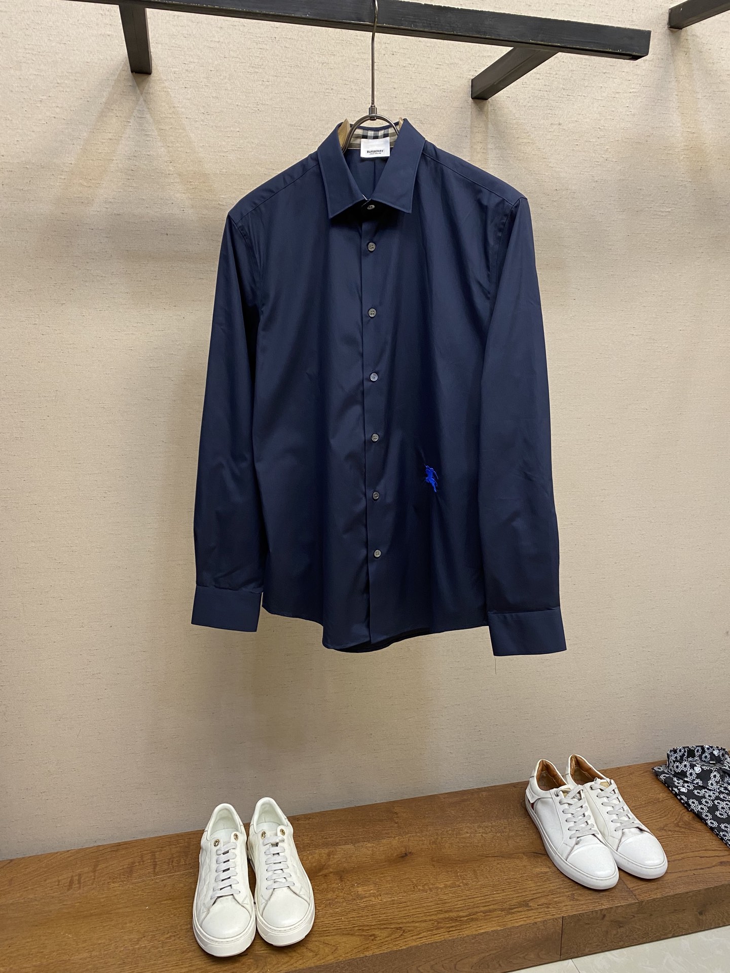 NO:437068,BBR, B home new fine cotton and silk blend Lutai 80 citrus double-strand fabric, neckline and cuffs classic British plaid lining design!  The lower body is matched with the embroidered Koreinland blue war horse logo!  Both the light and the dress reveal a noble temperament!  The unique custom deep tower snail buttons are even more noble!  Whether worn outside, it is comfortable and soft, and it is not without a noble style!  Size S-2xl s Shoulder width 46 bust 102 length 76 sleeve length 63 m Shoulder width 47 bust 106 length 77.5 sleeve length 64 l Shoulder width 48 bust 110 length 79 sleeve length 65 xl Shoulder width 49 bust 114 length 80.5 sleeve length 66 xxl Shoulder width 50 bust 118 length 82 sleeve length 67 Size recommended (slightly loose style) Height 174-140 catties, try on size M!  A boy can choose S code within 135 catties, a M code for 135-150 catties, a L code for 150-165 catties, a XL code for 165-180 catties, and a XXL code for 180-198 catties!  real silk,alexander wang19860909BBR,B家新款精棉加真丝混纺鲁泰80枳双股面料,领口和袖口精典英伦格子内衬设计！下身搭配刺绣柯莱茵兰蓝色战马标志！无论从亮光还是着装都透露着高贵的气质！独特定制深深塔螺贝纽扣更加高贵！无论外穿都是既舒适柔软,又不失高贵风范！ 尺码S-2xl s 肩宽 46胸围 102衣长 76袖长63 m 肩宽 47胸围 106衣长 77.5袖长64 l肩宽 48胸围 110衣长 79袖长65 xl 肩宽 49胸围 114衣长 80.5袖长66 xxl肩宽 50胸围 118衣长 82袖长67 尺码推荐（略宽松版型） 身高174-140斤,试穿M码合适！ 男生体重135斤以内选择S码,135-150斤选择M码,150-165斤选择L码,165-180斤选择XL码,180-198斤选择XXL码！,,real silk,alexander wang,Men's clothing