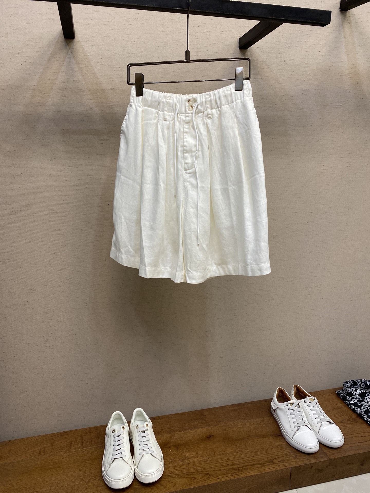 NO:437073,LP, a new spring and summer imported Normandy Tennis linen casual shorts, the fabric is made of 55 linen 42 cotton 3 spandex, a golden ratio blend, and a high-density and sticky texture retains the unique natural nodes of the thread. It has the casual and lazy linen of linen, and is more advanced than pure linen. Among them, the linen that accounts for the large part of the component is imported Normandy. Dew retting line is the most natural material, which can be said to redefine the thread and is deeply loved by high-end brands. The cloth surface is softer than traditional threads and has a rustic appearance. The thread ingredients add natural sterilization and anti-mortem functions, and environmentally friendly and healthy skin is also very good for spandex. The fabric is slightly elastic in horizontal direction, which increases the comfort of wearing. The cut design of casual five-point pants is very fashionable and young, and it is also the kind of item that everyone needs. It is basic and versatile and detailed. It can be said to be the general trend of the current fashion circle and a trendy vane. Home/leisure/sports/day life are all very good choices! The upper body is completely unscrupulous, the dress effect is three-dimensional and slim, and the brisk feeling of strong aura. The high-quality production level of high precision craftsmanship naturally presents! Thin and textured trousers are definitely the smartest investment in summer wardrobe. A set of minimalist styles, a basic pull on elastic waist design built into adjustable drawstring, and a fashionable wide-leg curly trouser leg design! Size S, M, L s size waist 68 hip circumference 116 trousers length 51 M waist circumference 72 hip circumference 120 trousers length 53 L waist circumference 76 hip circumference 124 trousers length 55, loro piana, shorts, gold, alexander wang19860909LP,春夏新品欧洲进口諾曼底天丝亚麻休闲短裤, 面料选用55亚麻42棉3氨纶成分打造, 黄金比例的混纺,且高密高支,平纹肌理且保留了麻料特有的天然节点,有亚麻的随性慵懒,又比纯粹亚麻更有高级感,其中占成分大头的亚麻,是采用进口諾曼底,Dew retting line是一种最天然的材质,可以说是重新定义了麻料,深受高奢品牌喜爱,布面比传统麻料更加柔软,外观具有质朴感.麻料的成分添加有天然的杀菌抗蛀功能,环保健康对皮肤也很好氨纶的加入,面料横向微弹力,增加了穿着的舒适度. 休闲五分裤的裁剪设计,版型非常时尚显年轻,也是人人都需要的那种单品,又基础百搭又有细节化元素,可以说是目前时尚圈的大势,更是流行风向标,居家/休闲/运动/日常都是非常不错的选择！上身完全不挑人的款式,着装效果立体修身,自带强大气场的俐落感,高精工艺的制作水准自然呈现的高品质！薄而质感的裤装,绝对是夏季衣橱里最聪明的投资.以极简为主导的一组款,为舒适穿着而生的basic pull on松紧腰设计内置可调节抽绳,时尚阔腿卷边裤脚设计！ 尺码S,M,L s码腰围68臀围116 裤长51 M码 腰围72 臀围120裤长53 L码 腰围76臀围124 裤长55,,loro piana,shorts,gold,alexander wang,Men's clothing