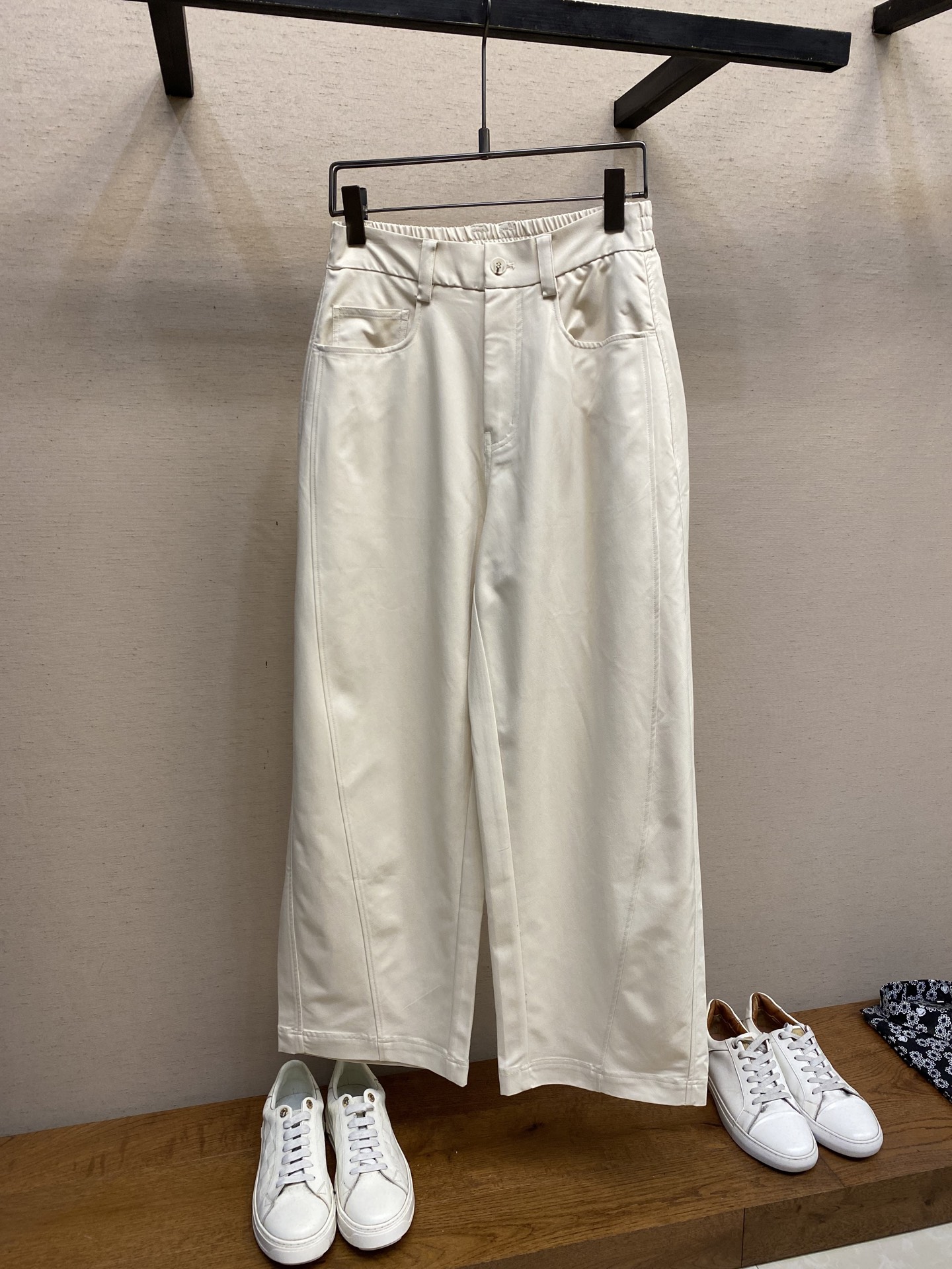 NO:437061,BV, 2025 work pocket high street super soft casual pants, wrinkle-resistant, simple, fashionable, elegant, original, counter synchronized versatile fashion brand, the annual Zuiqiang fashion model is definitely the annual Zui Niu quality!  Two-color selection, I am not afraid of my brothers making jokes. At this moment, I am wearing it and shaking my legs and typing this line of words!  !  !  To be honest, every season, there are not tens of thousands of pants I have ever seen now, but there are seven or eight thousand!  !  But this one is different!  !  !  Today’s pants can only be described as ecstatic!  These pants are so fun and beautiful!  The first thing you want to talk about is its fabric!  Fried chicken on the upper body is comfortable, and you don’t want to take off your shorts!  You just want to shake your legs in a comfortable way!  !  !  Easy to clean, non-fading, wear-resistant, and so on!  And, quick-dry!  !  !  Loose and stylish style!  If you are casually wearing it, you will be the image of a trendy person who is very popular!  Brand identity and brand value are fully demonstrated!  !  It’s not exaggerating to everyone’s love!  !  !  But it is a genuine Yuan product!  How many batches of such goods will be encountered every year!  Every year ends in an instant!  Small amount, not enough!  All familiar old fans know!  I really haven't encountered such beautiful pants like this for a long time!  The workmanship of various details is as strong as a matter of sure!  We don’t need to say anything. The detailed real-life display is a powerful proof of drunkenness!  !  !  Multilingual mark washing is also a proof of the identity of the master product!  Size S-XL Size waist 76 hip circumference 108 foot circumference 48 trousers length 106 recommended height 165-170 recommended weight 120-140 M size waist circumference 80 hip circumference 112 foot circumference 50 trousers length 112 recommended height 170-17 recommended weight 13-145 L size waist circumference 84 hip circumference 116 foot circumference 52 trousers length 116 recommended height 175-180 recommended weight 145-160 XL size waist circumference 88 hip circumference 120 foot circumference 54 trousers length 120 recommended height 180-185 recommended weight 165-195, bottega veneta, shorts, alexander wang19860909BV,2025工装口袋高街超柔休闲裤,抗皱,简约,时尚,优雅,原厂,专柜同步百搭潮牌 年度醉强时尚款 决对是年度醉牛品质！ 双色选 不怕兄弟们笑话, 此时此刻,我就是穿着它, 抖着腿敲下的这行字！！！ 讲道理,每年每季, 在我眼下过的裤子, 没有上万款,也有七八千！！ 但是这款臻的不一样！！！ 今天这款裤子, 我只能用欣喜若狂来形容！ 这个裤子实在是太玩美了！ 手先要说的就是它的面料！上身炒鸡炒鸡舒适,真正的穿上你就不想脱下的短裤！ 惬意的你只想抖腿！！！ 易清洗、不褪色、耐磨、等等一系列优点！而且,速干！！！ 版型宽松时尚！ 随随便便上身,就是回头率爆棚的潮人形象！品牌身份与品牌价值,得以淋漓尽致的彰显！！ 人见人爱都不夸张！！！ 而是是正儿八经地道的元货！这样的货,每年都会遇到几批！每年都是瞬间秒完 ！量少,不够！ 熟悉的老粉兄弟都知道！ 真心很久没有遇到这样玩美的裤子了！各种细节做工更是板上钉钉般的给力！ 咱也不用说什么,详尽的实拍展示,就是醉好醉有力的证明！！！ 多语言洗唛,也是臻品身份增添佐证！ 尺码S-XL S码腰围76臀围108脚口48裤长106建议身高165-170建议体重120-140 M码腰围80臀围112脚口50裤长112建议身高170-17建议体重13-145 L码腰围84臀围116脚口52裤长116建议身高175-180建议体重145-160 XL码腰围88臀围120脚口54裤长120建议身高180-185建议体重165-195,,bottega veneta,shorts,alexander wang,Men's clothing