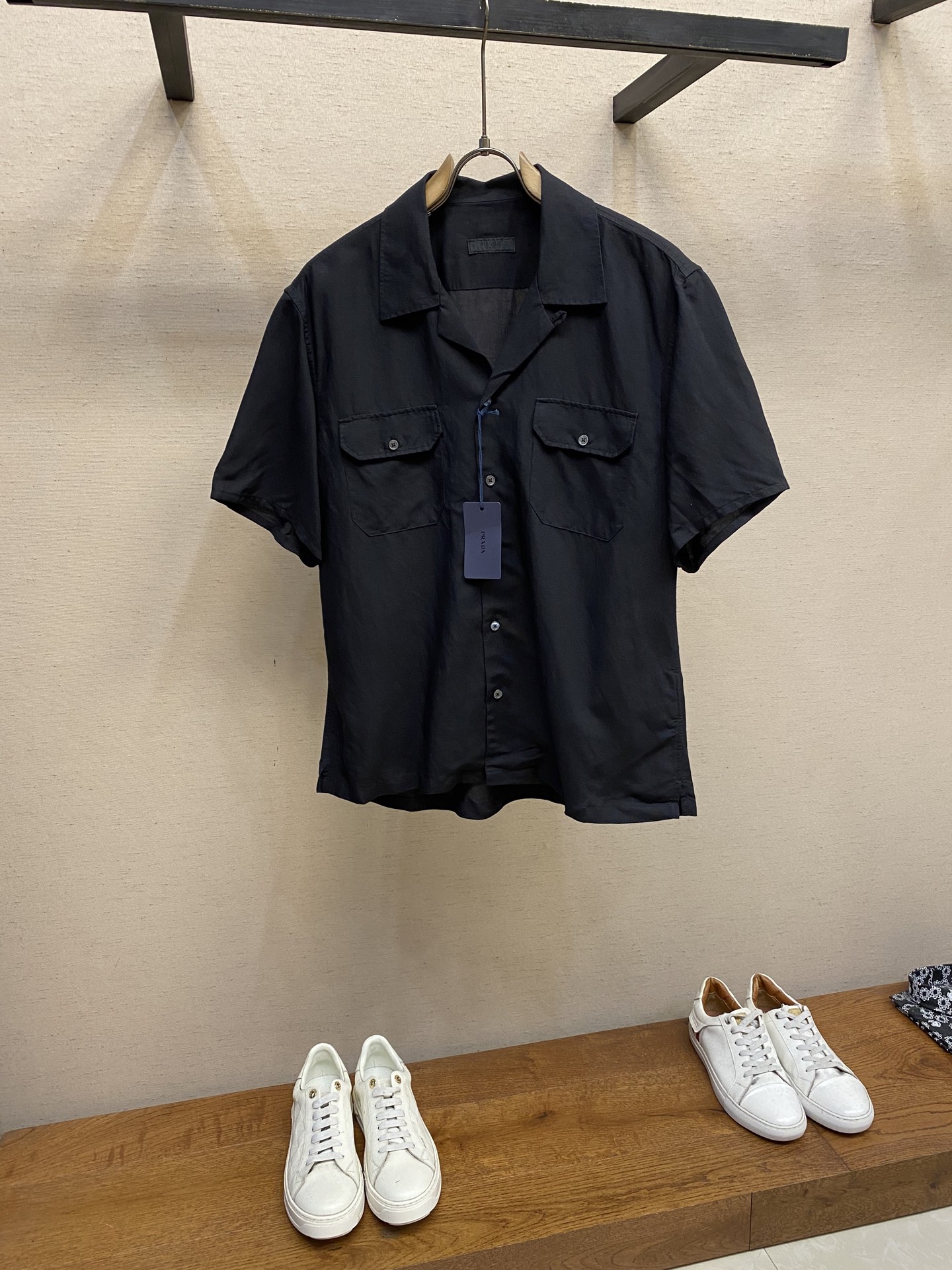 NO:437053,Prada, Pula hemp thin shirt, once it was released, became the focus of the fashion circle, and it is a limited edition product that is difficult to buy even if you have money!  This shirt is made of customer-supplied fixed-knitted high-weight knitted all-day silk thread fabric. The fabric is clearly weaved and has a high-end texture that is visible!  ,!  The patch triangle decoration on the back of the chest pocket is the most attractive thing about this shirt!  The designer perfectly combines the classic elements of the two major brands and interprets them through personalized and fashionable patch embroidery on the shirt. The exquisite and unique patterns make the overall shape more unique without losing taste!  Size S-2xl S S shoulder width 47cm-bust 102cm-length 76cm-sleeve length 22cm M Shoulder width 48cm-bust 106cm-length 77.5cm-sleeve length 23cm L Shoulder width 49cm-bust 110cm-length 79cm-sleeve length 24cm XL Shoulder width 57cm-bust 114cm-length 80.5cm-sleeve length 25cm XXL Shoulder width 51cm-bust 118cm-length 81.5cm-sleeve length 26 Size recommended (standard version) Height 174-145 catties, try on size M!  A boy can choose S code within 130 catties, a M code for 130-146 catties, a L code for 146-163 catties, and a XL code for 163-184 catties!  Choose XXL codes above 180 jin, prada, prada, shirts, alexander wang19860909Prada,普拉大麻料薄衬衣 一经发售便成为了时尚圈里的焦点,属于有钱也难买到的限量臻品！ 这款衬衫采用客供定织定染高克重针织全天丝麻面料制成,面料织纹清晰,肉眼可言的高级质感！,！胸前口袋后幅贴布三角标装饰,是这款衬衫最吸引人之处！设计师将两大品牌经典元素完美结合,在衬衣上通过个性时髦的贴布刺绣进行演绎,精致而别致的图案让整体造型更加独特而又不失品味！ 尺码S-2xl S码肩宽47cm-胸围102cm-衣长76cm-袖长22cm M码肩宽48cm-胸围106cm-衣长77.5cm-袖长23cm L码肩宽49cm-胸围110cm-衣长79cm-袖长24cm XL码肩宽57cm-胸围114cm-衣长80.5cm-袖长25cm XXL肩宽51cm-胸围118cm-衣长81.5cm-袖长26 尺码推荐（标准版型） 身高174-145斤,试穿M码合适！ 男生体重130斤以内选择S码,130-146斤选择M码,146-163斤选择L码,163-184斤选择XL码！180斤以上选XXL码,,prada,prada,shirts,alexander wang,Men's clothing