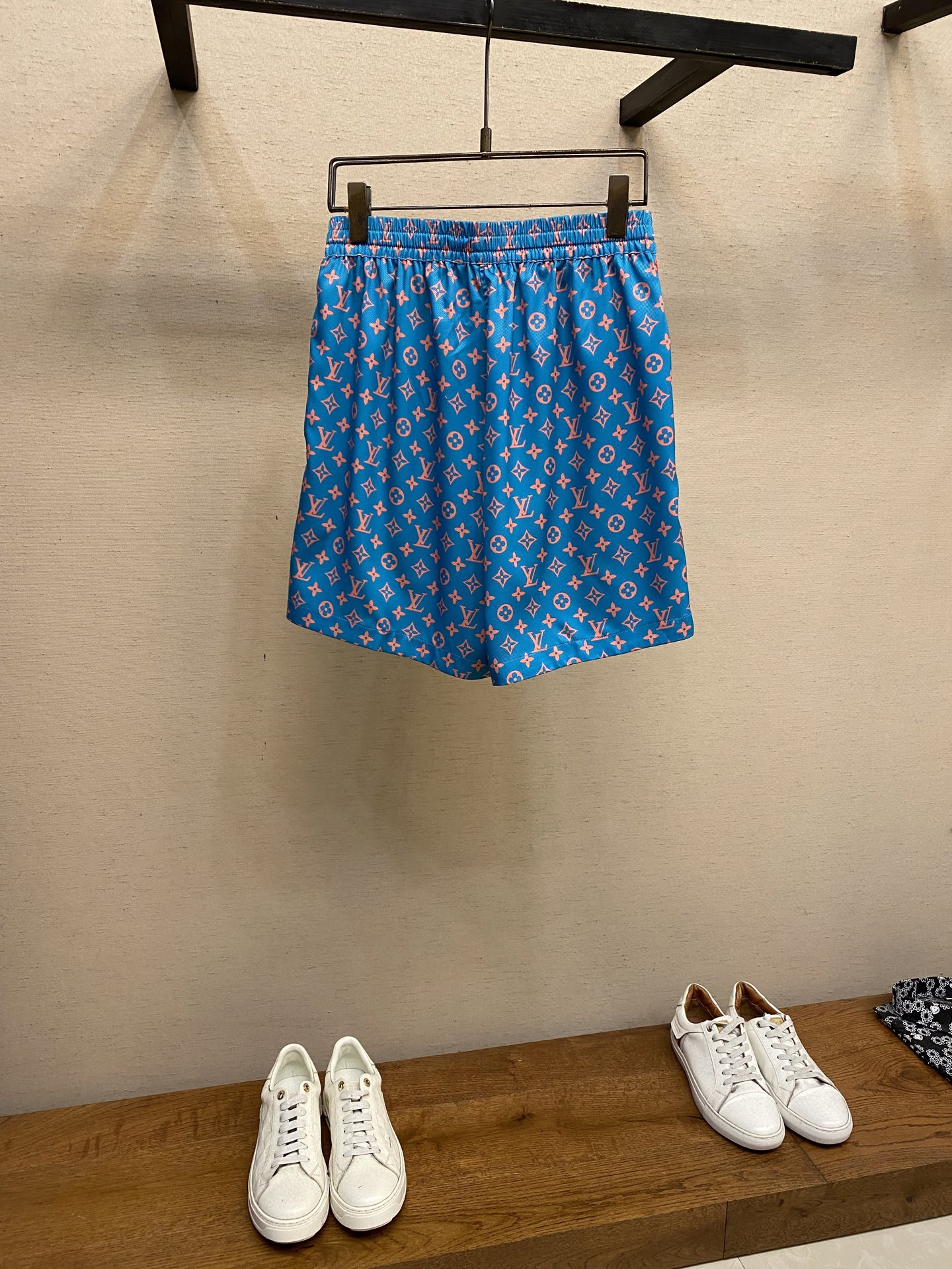 Louis Vuitton Monogram Glow Shorts: Family Edition with Unique Pattern and Colorful Details - 图片 2