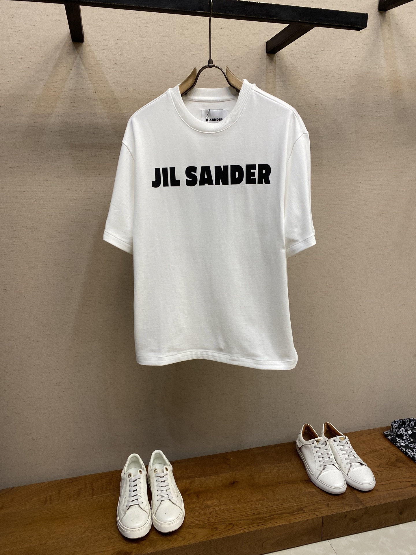 NO:437078,JIL SANDER/Ji*.Sander Classic minimalist style versatile basic style Heavyweight cotton OS loose version half-sleeved T-shirt shows the casual and unrestrained minimalist style. I can wear this T-shirt until the end of time. The style is so cool when I love you. It is also perfect to wear with leggings... It is recommended to wrap the back on the laundry bag and quickly wash or dry clean it with cold water!  Avoid soaking in warm water/hand rubbing. Size S-XL, jil sander,tees, t-shirt, alexander wang19860909JIL SANDER/吉* .桑德 经典极简风百搭基础款 重磅棉质OS宽松版半袖T恤 尽显随性不羁的极简格调.这件T恤我可以穿到天荒地老经典款T恤永不过时,爱了爱了版型好酷,搭配leggings穿也妥妥哒…… 洗涤方式建议反面包裹洗衣袋冷水快速机洗或干洗！忌温热水浸泡/手搓 尺码S-XL,,jil sander,tees，t-shirt,alexander wang,Men's clothing