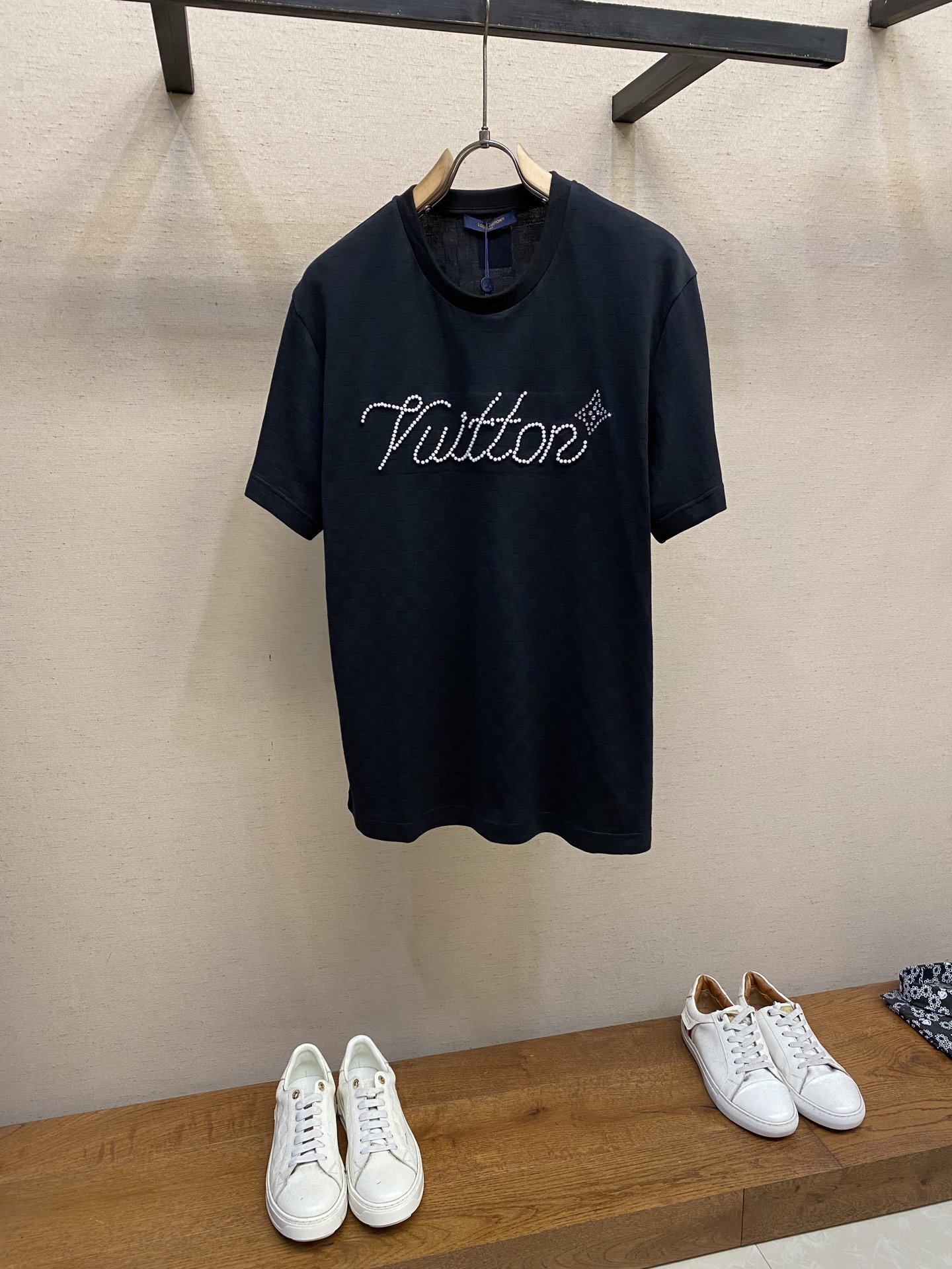 NO:437091,1V Louis Home 2025FW Early Autumn Checkerboard Jacquard Cotton Beaded Cotton Beaded Diamond Short-sleeved T-shirt with new black samurai jacquard square embellishment, breathable and comfortable upper body, and the details must be controlled!  Recommend dry cleaning or reverse laundry bag wrap cold water quick machine washing Size S-XL, louis vuitton, T-shirt,tees, t-shirt,alexander wang198609091V 路易家 2025FW早秋棋盘格提花棉质珠地棉串珠烫钻短袖T恤 后领新款黑武士提花方标点缀 上身透气舒适 细节控必入！ 建议干洗或反面洗衣袋包裹冷水快速机洗 尺码S-XL,,louis vuitton,T-shirt,tees，t-shirt,alexander wang,Men's clothing