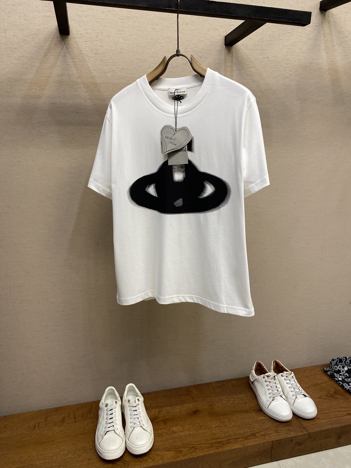 NO:437097,ViVi/Xi’s last limited edition Saturn series printed T-shirts, I have to say that vivi’s crayon drawing Saturn is very interesting, the upper body is particularly age-reducing, playful, cute, not childish, durable, and unique and outstanding!  The loose fit is good to modify the figure ~ Dry cleaning or reverse wrap laundry bag with cold water quickly machine washing!  Size S-XL, tees, t-shirt, alexander wang19860909ViVi/西*后 限定款土星系列印花T恤不得不说 vivi这款蜡笔画土星很有趣上身格外减龄俏皮可爱又不会幼稚耐看个性又出彩！宽松的版型很好的修饰身材~ 洗涤方式干洗或反面包裹洗衣袋冷水快速机洗！ 尺码S-XL,,tees，t-shirt,alexander wang,Men's clothing