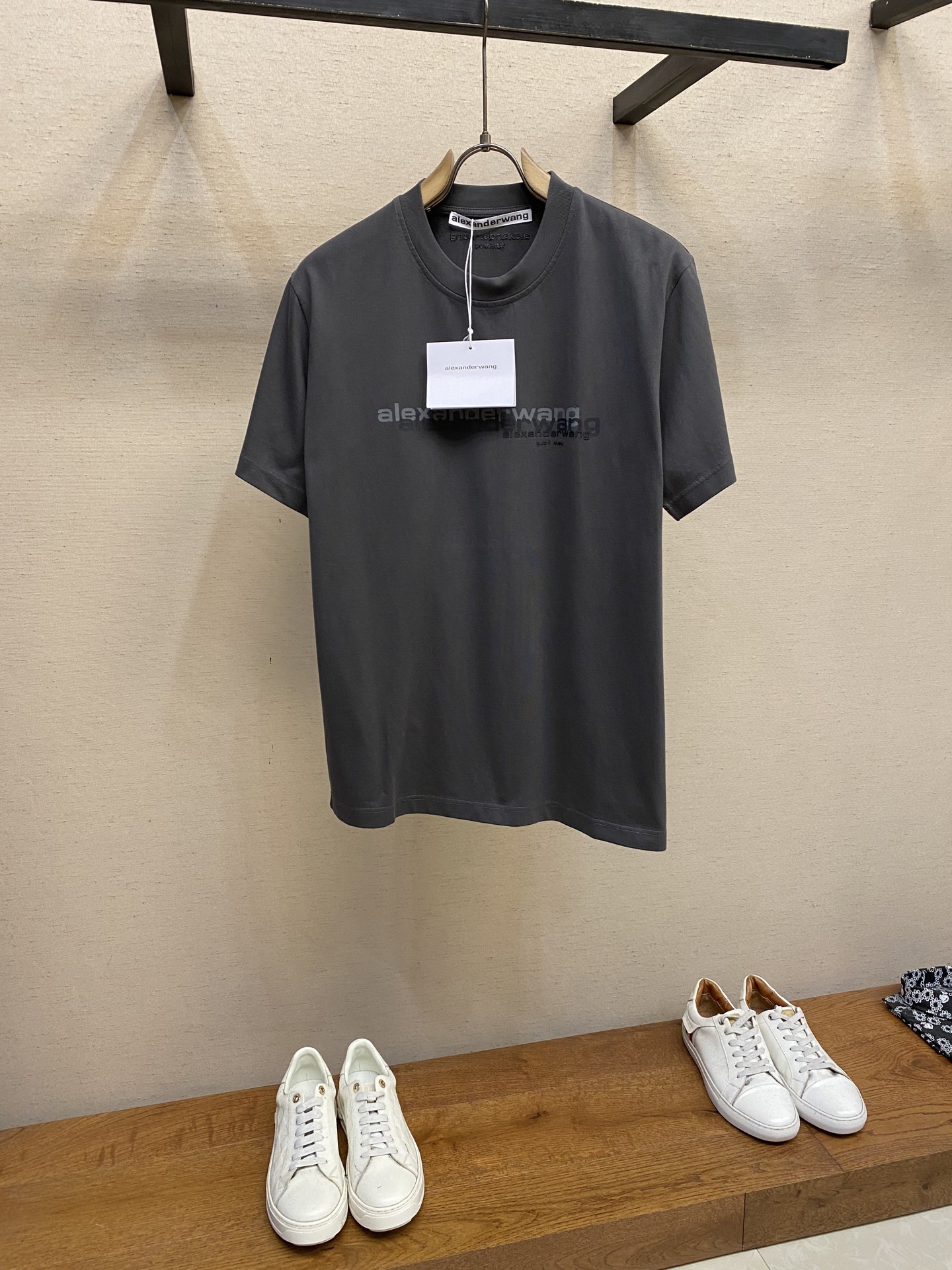 NO:437074,alexard*rwang/Alexard*.Wang 2025FW fried color washing water three-dimensional printed back embroidery brand logo, showing the casual and unrestrained fashion style. I can wear this T-shirt until the end of time. I love the classic T-shirt, which is so cool. It is also perfect to wear with leggings... The washing method is recommended to wrap the back on the laundry bag cold water quickly machine washing or dry cleaning!  Avoid soaking in warm water/hand rubbing. Size S-XL, tees, t-shirt, alexander wang19860909alexard*rwang/亚历*大.王 2025FW炒色洗水立体印花背面刺绣品牌logo,尽显随性不羁的时尚格调.这件T恤我可以穿到天荒地老经典款T恤永不过时,爱了爱了版型好酷,搭配leggings穿也妥妥哒…… 洗涤方式建议反面包裹洗衣袋冷水快速机洗或干洗！忌温热水浸泡/手搓 尺码S-XL,,tees，t-shirt,alexander wang,Men's clothing