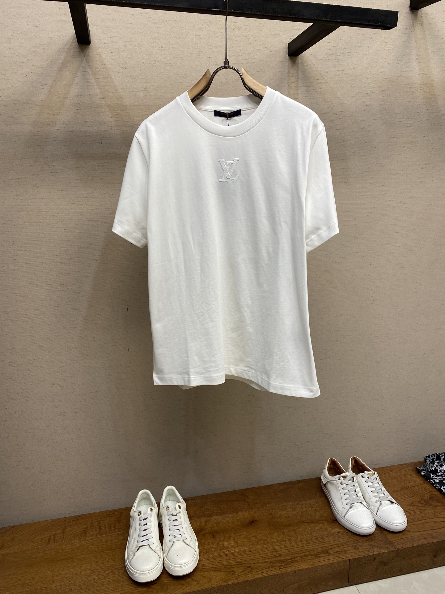 NO:437088,1V Louis classic logo three-dimensional embroidered short-sleeved T-shirt, laundry washing process, breathable and comfortable upper body, customized high-weight pure cotton, must-have details control!  Recommend dry cleaning or reverse laundry bag wrap cold water quick machine washing Size S-XL, louis vuitton, T-shirt,tees, t-shirt,alexander wang198609091V路易经典logo立体刺绣短袖T恤 成衣洗水工艺上身透气舒适 订制高克重纯棉 细节控必入！ 建议干洗或反面洗衣袋包裹冷水快速机洗 尺码S-XL,,louis vuitton,T-shirt,tees，t-shirt,alexander wang,Men's clothing