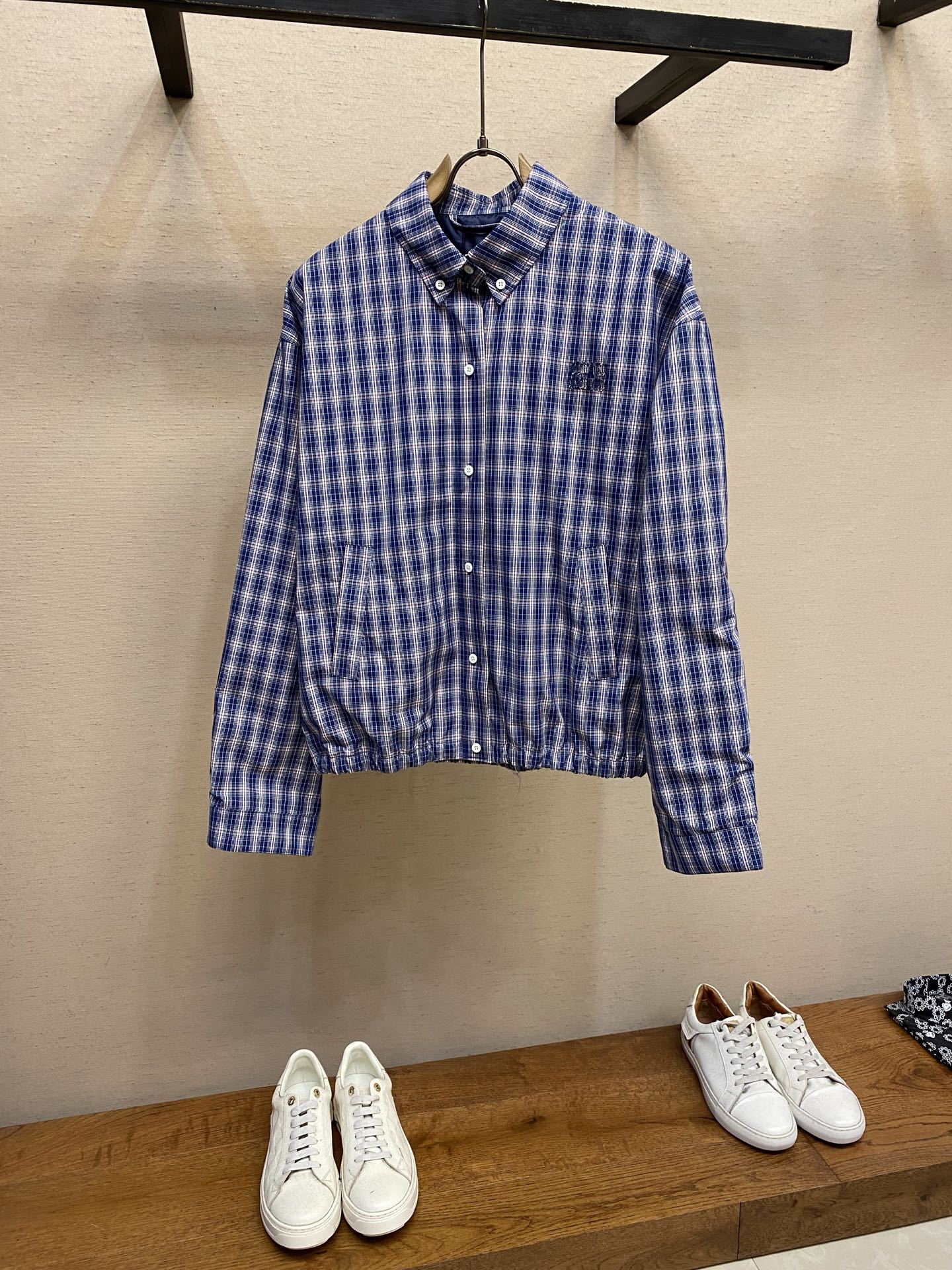 NO:437076,Miu Miu Blue Plaid Jacquard Lapel Jacket Original, 900 yuan purchased; plaid jacquard fabric, lining, lapel with buttons, elastic cuffs and hem, button front closure, embroidered logo letters, full set of auxiliary materials are equipped with # plaid pattern jacquard fabric The plaid jacquard fabric is made of all cotton, making the fabric extremely comfortable and breathable. Pure cotton fabric is soft and skin-friendly, suitable for all skin types, especially for sensitive skin. At the same time, pure cotton material also has good hygroscopicity and perspiration, which can keep the skin dry and comfortable. The color weaving process dyes the yarn and then weaves it. Make the color of the fabric more bright and lasting, and not easy to fade. Each plaid on the plaid fabric is interwoven by different colors of yarn, presenting a rich color layer and three-dimensional sense. #  The double-layer patch embroidery logo adopts the double-layer patch embroidery process, combining the techniques of double-layer fabric and embroidery patch. The cut fabric is sewn on the base fabric according to the design pattern, and the embroidery process is carried out according to the outline; the body fabric is cleverly used to create colorful patterns and textures through splicing and embroidery. It presents a clear three-dimensional feeling, increasing the ornamentality and artistic quality. # Lapel with button jacket Lapel is a highlight of this jacket. It not only modify the neck lines and adds a formal feeling; the sleeves and hem are designed with elastic rubber. This detail treatment not only improves the comfort of wearing, but also shows a good wrapping and fit. The tight opening and closing of the placket not only ensures the warmth of the wear, but also facilitates putting on and taking off and adjusting.  The entire jacket has its unique styling, exquisite detailing and practical functional features. Whether it is a daily casual or formal occasion, this jacket can become an ideal choice for wearers to show their personal style and taste. Size XS-L, miumiu, jackets & coats, jackets & coats, alexander wang19860909Miu Miu 蓝格子提花翻领外套 原,900购买；格纹提花织物、内衬搭配、翻领配纽扣、弹力袖口和下摆、纽扣前襟开合、刺绣徽标字母、全套辅料配备 # 格纹图案提花面料 格纹提花面料采用全棉材质,使得面料具有极佳的舒适性和透气性.纯棉面料柔软亲肤,适合各种肌肤类型,尤其适合敏感肌肤.同时,纯棉材质还具有良好的吸湿性和排汗性,能够保持肌肤的干爽舒适. 色织工艺对版将纱线进行染色,然后再进行织造.使得面料的色彩更加鲜艳、持久,且不易褪色.色织格子面料上的每一个格子都是由不同颜色的纱线交织而成,呈现出丰富的色彩层次和立体感. # 双层贴布刺绣徽标 采用双层贴布刺绣工艺,融合了双层布料与刺绣贴布的技巧.将裁布料按照设计图案贴缝在底布上,根据轮廓进行刺绣工艺；巧妙地利用衣身布料,通过拼接和刺绣,创造出丰富多彩的图案和纹理.呈现出明显的立体感,增加了观赏性和艺术性. # 翻领搭配纽扣夹克 翻领是这款夹克的一大亮点,它不仅能够修饰颈部线条,增添正式感；袖子与下摆采用弹力橡筋设计,这一细节处理不仅提升了穿着的舒适度,展现出良好的包裹性和贴合感；门襟的紧密开合不仅保证了穿着的保暖性,还便于穿脱和调整. 整件夹克以其独特的版型设计、精致的细节处理和实用的功能特性.无论是日常休闲还是正式场合,这款夹克都能成为穿着者展现个人风格与品味的理想选择. 尺码XS-L,,miumiu,jackets & coats,jackets & coats,alexander wang,Men's clothing