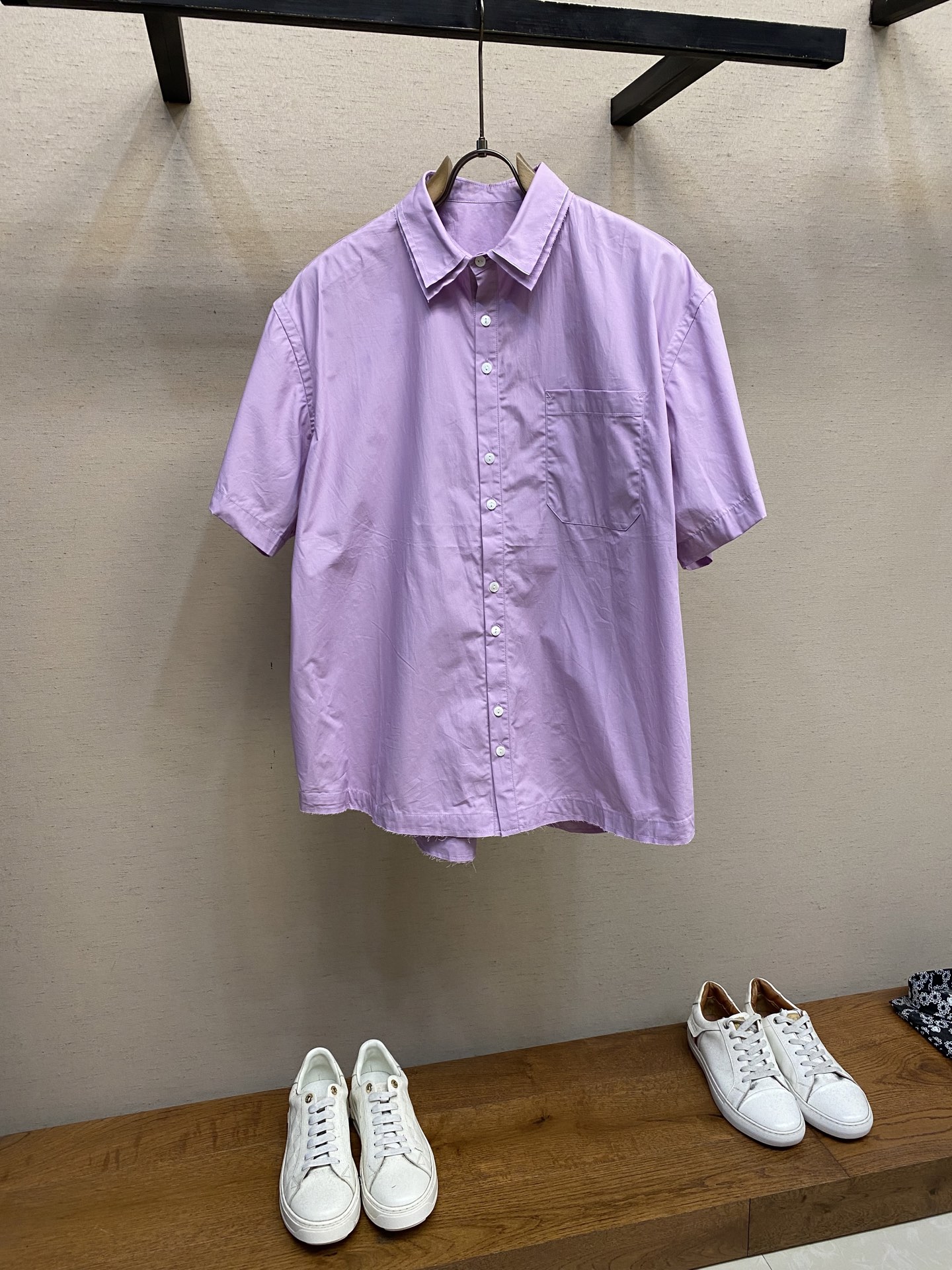 NO:437066,Miu Miu Loose Edition Casual Shirt, the same style for men and women Miu's latest version of men and women's summer casual short-sleeved shirt, the latest summer color matching points!  Crentland and morning glory purple are a unique landscape!  Add a lot of romantic atmosphere to the coolness of summer!  Size S, M, L S bust 138 clothes length 78 shoulder width 54 sleeve length 25 M bust 142 clothes length 80 shoulder width 56 sleeve length 26 L size bust 146 clothes length 82 shoulder width 58 sleeve length 27, miumiu,shirts,T-shirt,alexander wang19860909Miu Miu宽松版休闲衬衣 男女同款 Miu家最新版男女夏季休闲短袖衬衫,夏季最新的颜色搭配要点！克莱茵兰和牵牛花紫色,是一道独特风景线！为夏季的清凉增添不少浪漫气息！ 尺码S,M,L S码胸围138衣长78肩宽54袖长25 M码胸围142衣长80肩宽56袖长26 L码胸围146衣长82肩宽58袖长27,,miumiu,shirts,T-shirt,alexander wang,Men's clothing