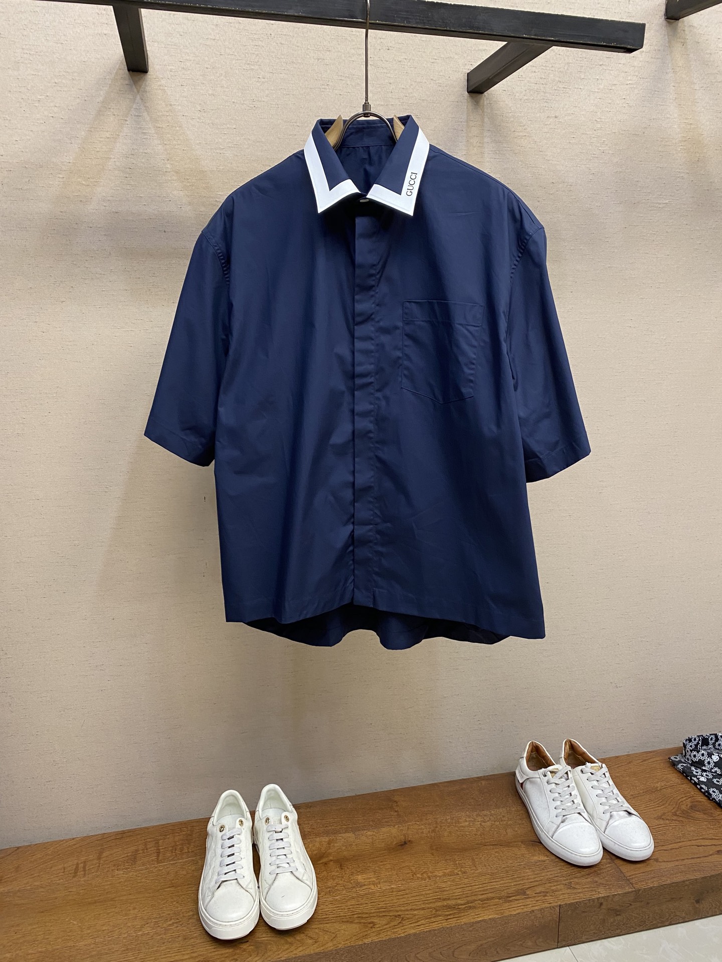 NO:437071,Gucci, Gujia simultaneously updated 25 short-sleeved shirts for men and women!  The original reproduction uses 116 Shandong Lutai plain-patterned ice silk fabric!  Direct supply from the manufacturer!  The collar adopts glue pressing process!  Only available in the market!  The upper body is loose and elegant!  The collar brand logo is luxurious and fashionable!  Size 36-44 (S-2xl), gucci,gucci,shirts,T-shirt,alexander wang19860909Gucci,古家同步更新25款男女同款短袖衬衫！ 原版复刻采用116支山东鲁泰平纹冰丝面料！厂家直供！ 衣领采用压胶工艺！市场独家仅有！ 上身宽松大气！衣领的品牌Logo奢侈又时尚！ 尺码36-44（S-2xl）,,gucci,gucci,shirts,T-shirt,alexander wang,Men's clothing