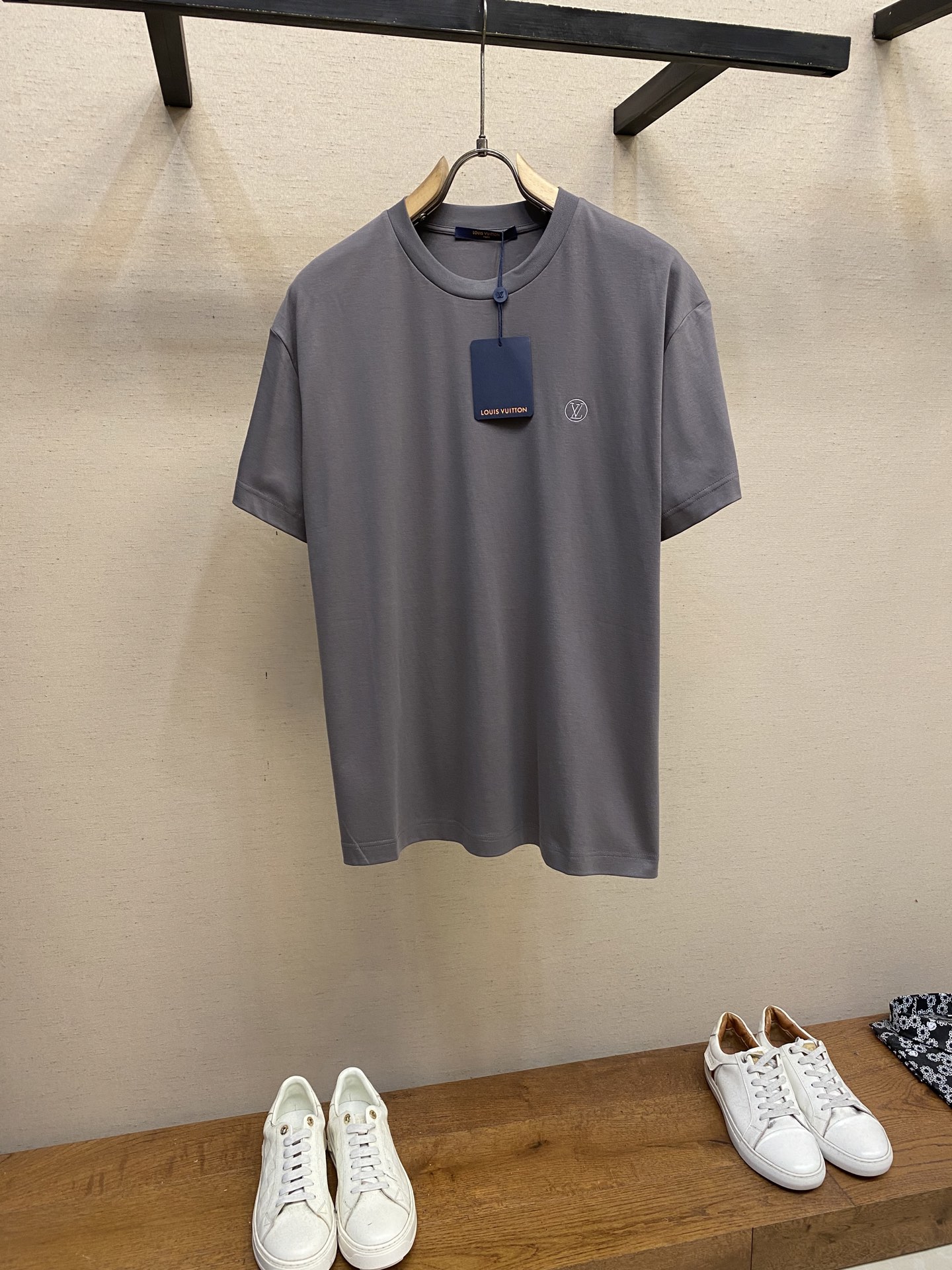 NO:437096,1V, 2025 summer new style for men and women, short-sleeved T-shirts,!  Customized exclusive pure cotton fabric, customized original craft threads, and chest letter logo craft design!  Simple and generous, calm and versatile, extremely high-end, perfectly integrated with fashion and style, a top fashionable style that perfectly suits the outside wear!  The overall feeling is natural!  The ultimate classic versatile short-sleeved T-shirt is designed with the latest three-dimensional letter logo pattern elements!  The ultimate perfection of heavy industry!  Fans who pursue high quality are please buy them by themselves, and all fans who know the goods are invited to appreciate this model together!  !  Size S-XL, T-shirt,tees,t-shirt,alexander wang198609091V,2025夏装新款男女同款短袖T恤,！定制专属纯棉面料,定制原版工艺螺纹,胸前字母logo工艺设计！简约大方,从容百搭,档次极高,完美融入时尚还有风情感一款完美符合外穿的顶尖时髦气质款！整体给人浑然天成的感觉！极致经典的百搭型短袖T恤,采用最新的立体字母logo图案元素设计！极致的重工极致的完美！追求高品质的粉丝们请自行抢购,诚邀所有识货的粉丝一同鉴赏此款！！ 尺码S-XL,,T-shirt,tees，t-shirt,alexander wang,Men's clothing