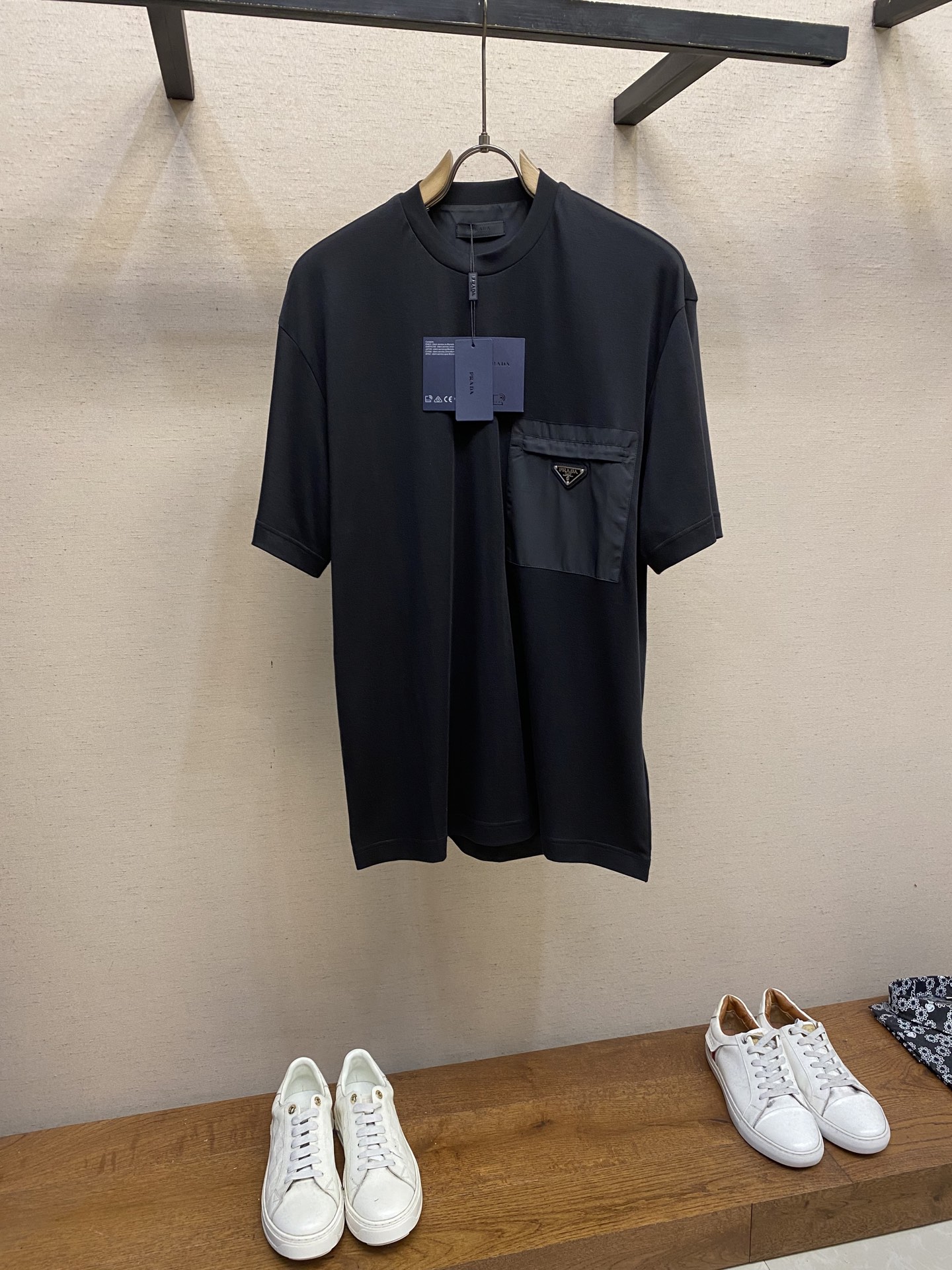 NO:437118,Prada Men's and Women's T-shirt Classic style is out of date, simple, fashionable, low-key and unpretentious, thick version of Xinjiang long velvet cotton, full of cotton, very breathable, recycled nylon splicing interface bag on chest, iconic metal triangle badge Size S-XL,,prada,tees, t-shirt,alexander wang19860909Prada 男女T恤 经典款式不过时 简洁 时尚 低调不张扬 厚版新疆长绒棉 棉感十足 透气性很好 胸前再生尼龙拼接口袋 标志性金属三角徽章 尺码S-XL,,prada,tees，t-shirt,alexander wang,Men's clothing