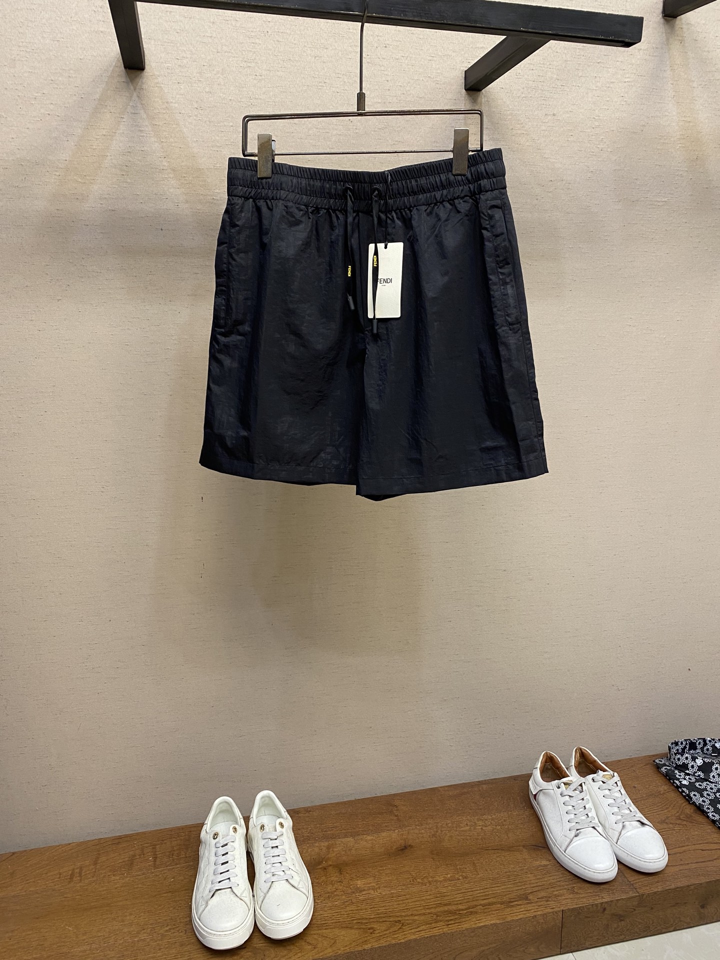 NO:437099,Fendi, pocket casual shorts, custom dark floral FF fabric, fixed woven logo printed drawstring, lettering 5 gold, casual and versatile Size S-XL,,fendi, shorts, alexander wang19860909Fendi,口袋休闲短裤 定做暗花FF面料 定织Logo印花抽绳 刻字5金 休闲百搭 尺码S-XL,,fendi,shorts,alexander wang,Men's clothing