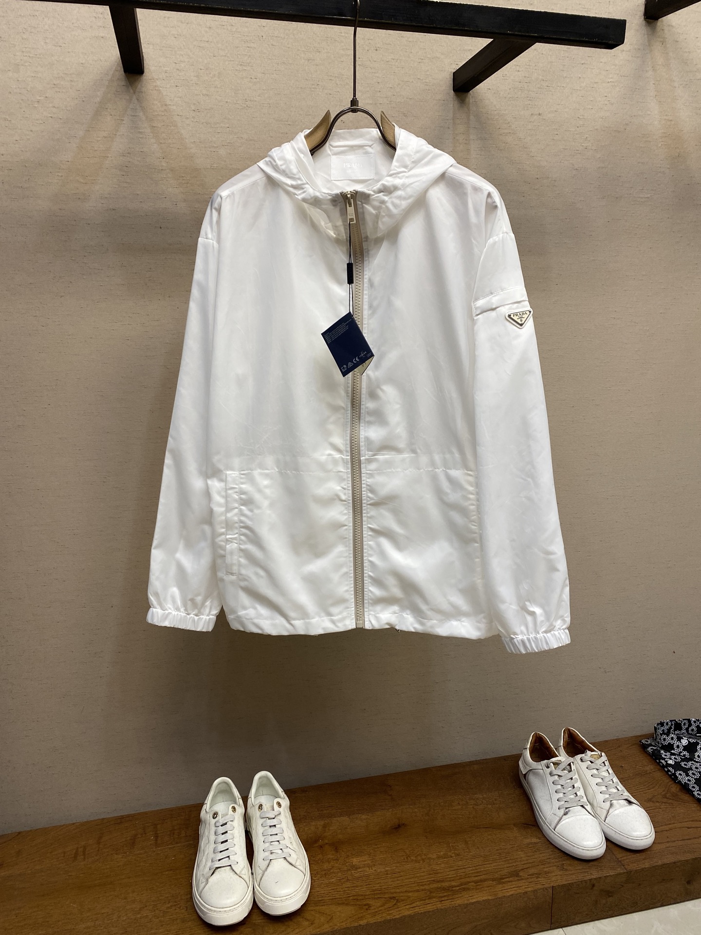 NO:437135,Prada, summer thin hooded pocket zipper sunscreen clothes, can be worn in spring, summer and autumn, custom-made triangle decoration, loose style, same style for men and women, size S-XL, prada, hats, alexander wang19860909Prada,夏季薄款连帽口袋拉链防晒衣 春夏秋均可穿搭 定做三角标饰 宽松版型男女同款 尺码S-XL,,prada,hats,alexander wang,Men's clothing