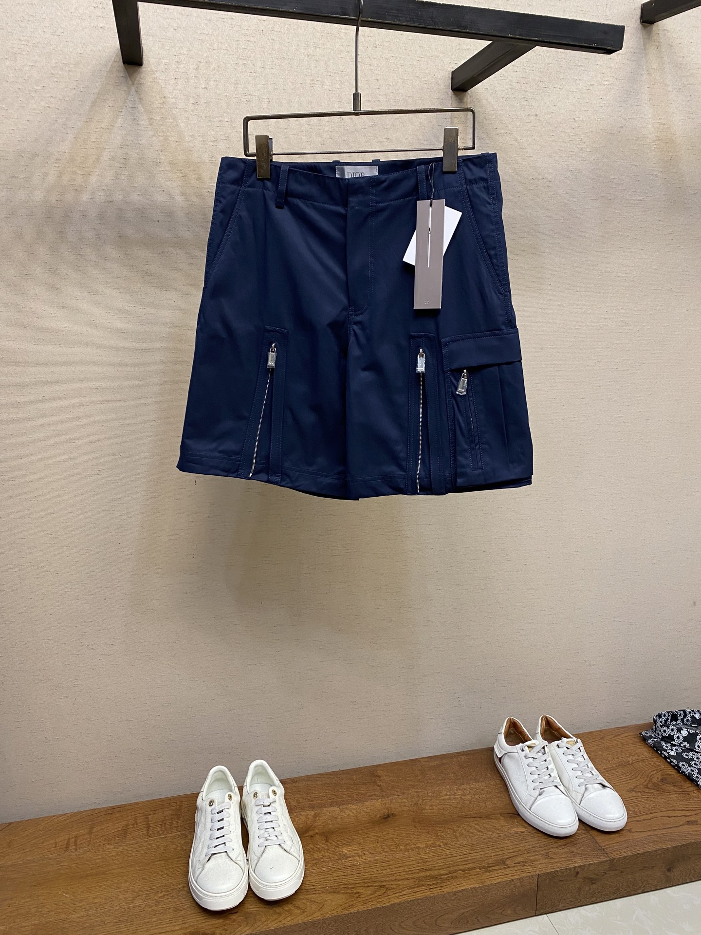NO:437107,Dior,CD Dior summer new style work shorts summer royal blue zipper adjustable loose work pocket design custom hardware versatile casual size S-XL,,dior,dior, shorts,alexander wang19860909Dior,CD 迪奥夏装新款工装短裤 夏季宝蓝色 拉链可调节宽松 工装口袋设计 定做五金 百搭休闲 尺码S-XL,,dior,dior,shorts,alexander wang,Men's clothing
