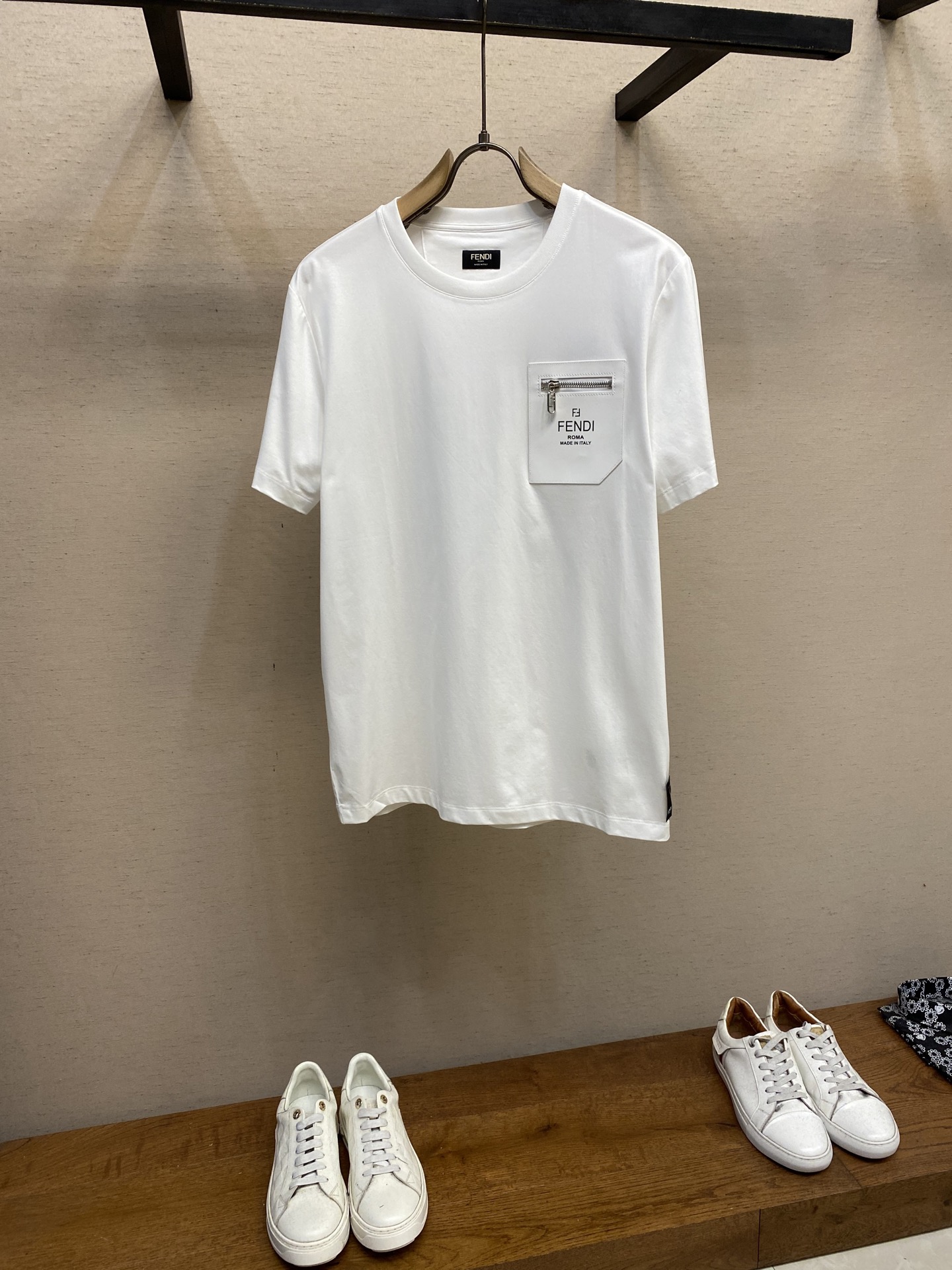 NO:437978,Fendi, new short-sleeved yyds, daily wear, custom-made pure cotton elastic cotton fabric short-sleeved T-shirt, charm lies in creating a simple and luxurious fashion, and feel the unique temperament of the British style at will. The loose style shows a casual and casual style, whether it is matched with jeans, casual pants, or skirts, it can show a unique personality. Size 46-56,,fendi, skirts, jeans, T-shirt, tees, t-shirt, alexander wang19860909Fendi,新款短袖yyds 日常出门闭眼搭 定制纯棉弹力棉面料短袖T恤 魅力在于创造了简约奢华感的时尚,随意搭配感受英式风格独特气质. 宽松的版型展现出休闲随意的风格,无论是搭配牛仔裤、休闲裤、还是裙子,都能展现出独特的个性 尺码46-56,,fendi,skirts,jeans,T-shirt,tees，t-shirt,alexander wang,Men's clothing