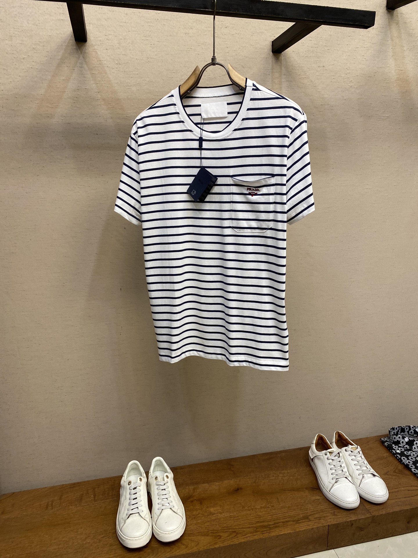 NO:437137,Prada, the new striped short sleeves, is absolutely high-end, extremely practical, and can also bring out the daily fashion sense!  If you have a stripe control and have a little pursuit of the quality of your clothing, then you must buy one!  !  A striped T-shirt that perfectly combines French romance and fashion attitude. Wear it and start your spring and summer fashion journey. Size S-XL, prada, T-shirt, tees, t-shirt, alexander wang19860909Prada,新款条纹短袖 实物绝对的高端,实用性极强,也能凹出日常的时尚感！ 如果你是一个条纹控,然后又对服装的品质有点追求,那你一定要入手一件！！一件条纹T恤,将法式浪漫与时尚态度完美融合,穿上它,开启属于你的春夏时尚之旅. 尺码S-XL,,prada,T-shirt,tees，t-shirt,alexander wang,Men's clothing