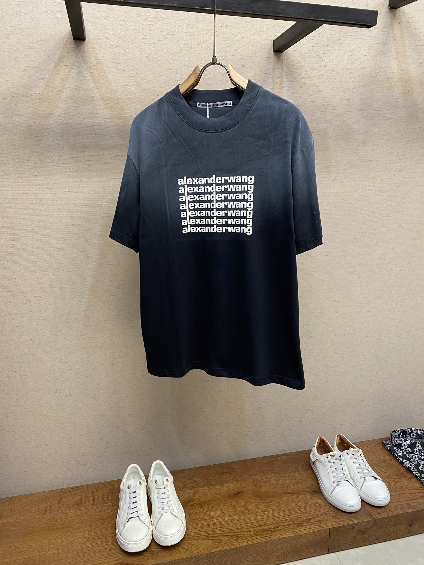 NO:437114,Alexander wang new heavy industry wash water used gradient cotton round neck T-shirt loose style same as men and women Size S-XL, tees, t-shirt, alexander wang19860909Alexander wang新款重工洗水做旧渐变纯棉圆领T恤 宽松版型 男女同款 尺码S-XL,,tees，t-shirt,alexander wang,Men's clothing