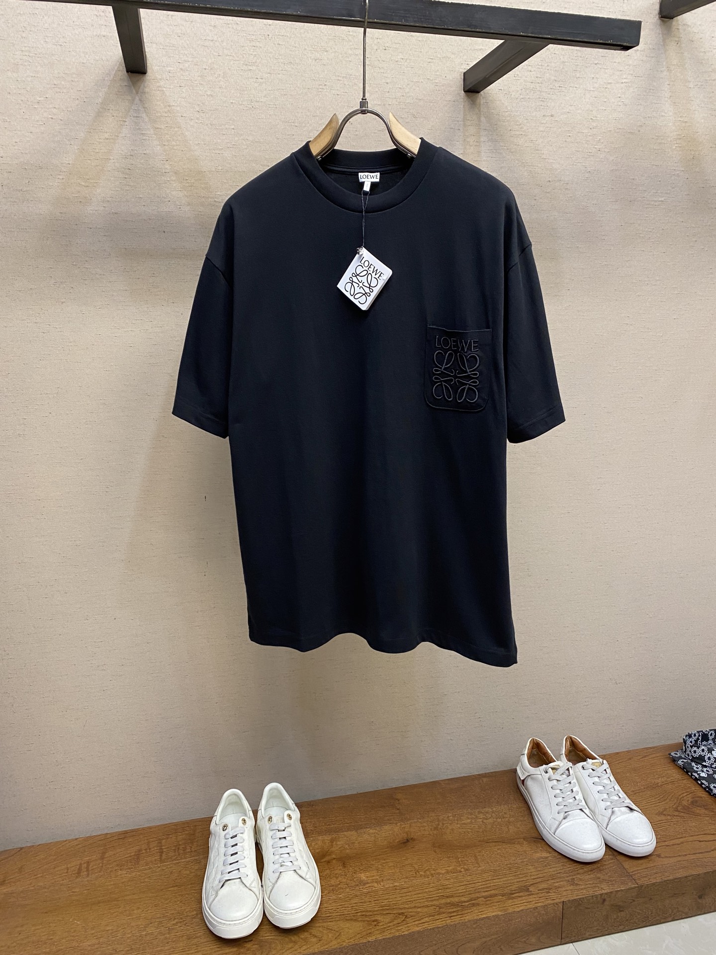 NO:442149,Loewe, Loewe loose pure cotton round neck short sleeves Heavy industrial embroidery LOGO loose style men and women Size S-XL,,loewe,loewe,T-shirt,alexander wang19860909Loewe,罗意威宽松纯棉圆领短袖 重工刺绣 LOGO 宽松版型 男女同款 尺码S-XL,,loewe,loewe,T-shirt,alexander wang,Men's clothing