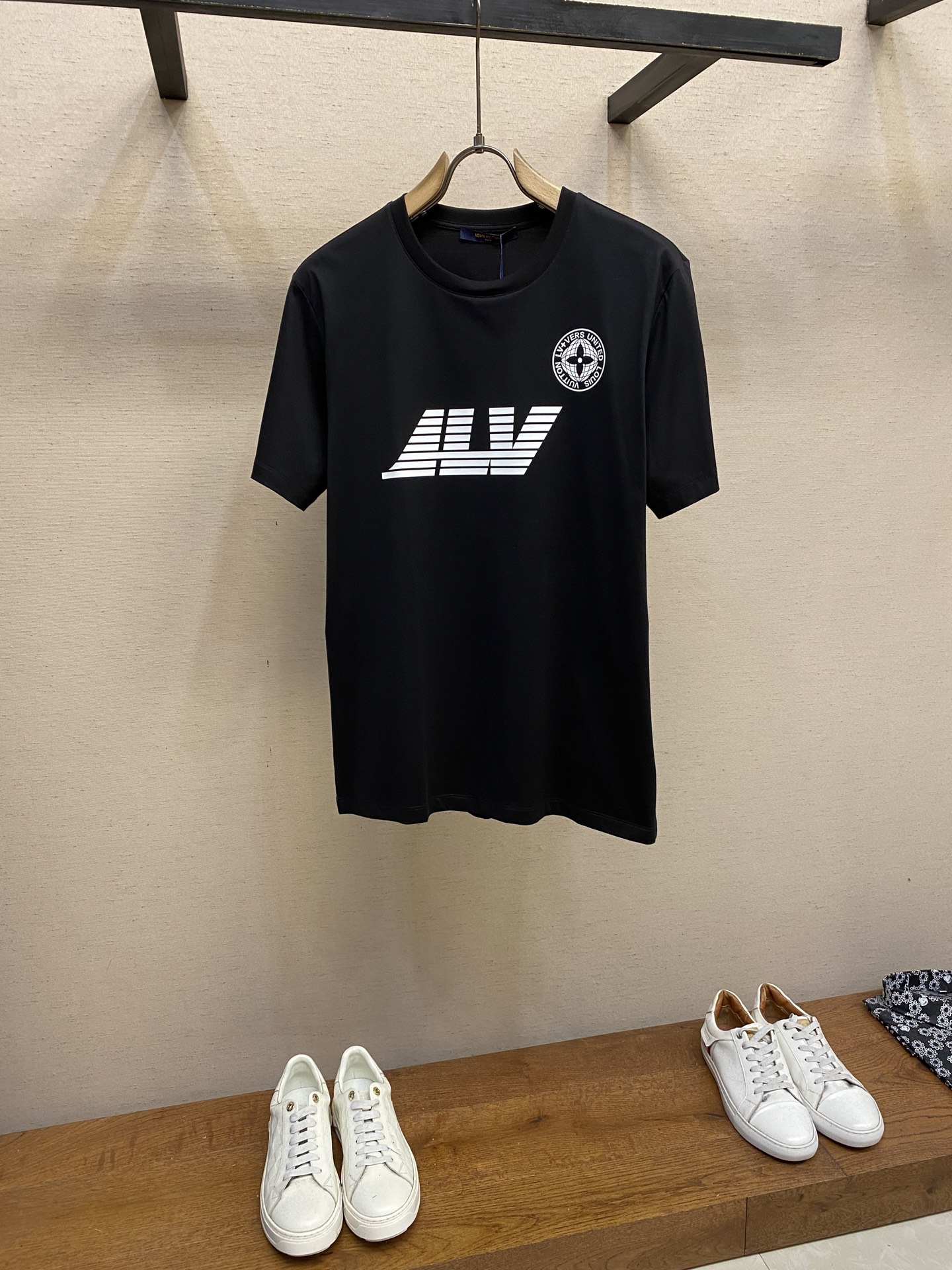 NO:443726,1V, new short-sleeved yyds, daily wear, custom-made pure cotton elastic cotton fabric short-sleeved T-shirt, charm lies in creating a simple and luxurious fashion, and feel the unique temperament of the British style at will. The loose style shows a casual and casual style, whether it is matched with jeans, casual pants, or skirts, it can show a unique personality. Size 46-56,, skirts, jeans, T-shirt, tees, t-shirt, alexander wang198609091V,新款短袖yyds 日常出门闭眼搭 定制纯棉弹力棉面料短袖T恤 魅力在于创造了简约奢华感的时尚,随意搭配感受英式风格独特气质. 宽松的版型展现出休闲随意的风格,无论是搭配牛仔裤、休闲裤、还是裙子,都能展现出独特的个性 尺码46-56,,skirts,jeans,T-shirt,tees，t-shirt,alexander wang,Men's clothing