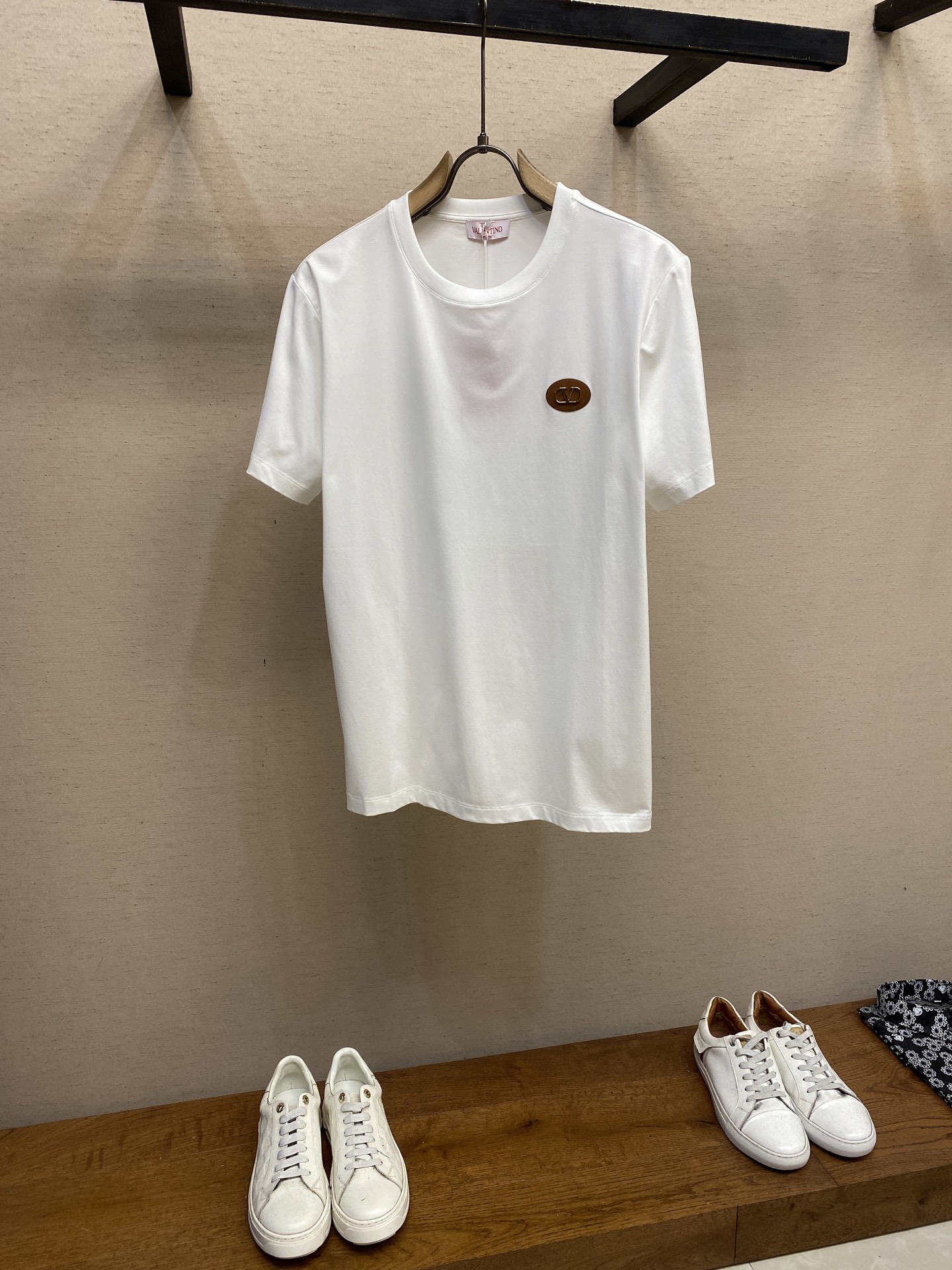 NO:437162,VLT.... New short-sleeved yyds Daily outing and eye-closing custom-made pure cotton elastic cotton fabric short-sleeved T-shirt The charm lies in creating a simple and luxurious fashion, and feel the unique temperament of the British style at will. The loose style shows a casual and casual style, whether it is matched with jeans, casual pants, or skirts, it can show a unique personality Size 46-56, Skirts, jeans, T-shirt, tees, t-shirt, alexander wang19860909VLT…….新款短袖yyds 日常出门闭眼搭 定制纯棉弹力棉面料短袖T恤 魅力在于创造了简约奢华感的时尚,随意搭配感受英式风格独特气质. 宽松的版型展现出休闲随意的风格,无论是搭配牛仔裤、休闲裤、还是裙子,都能展现出独特的个性 尺码46-56,,skirts,jeans,T-shirt,tees，t-shirt,alexander wang,Men's clothing