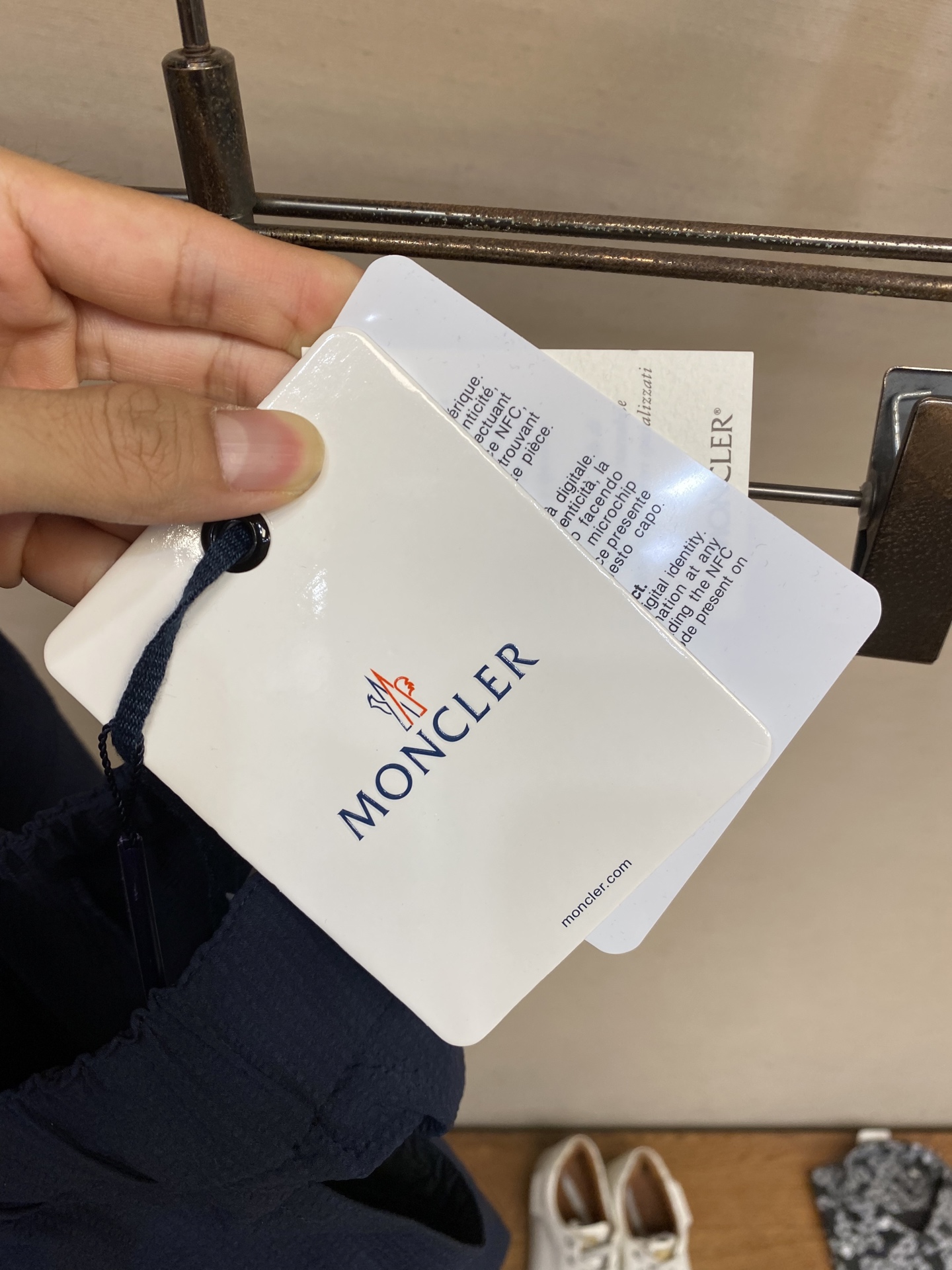 Moncler Cotton-Polyester Bubble Wrinkled Shorts for Comfort and Style - 图片 6