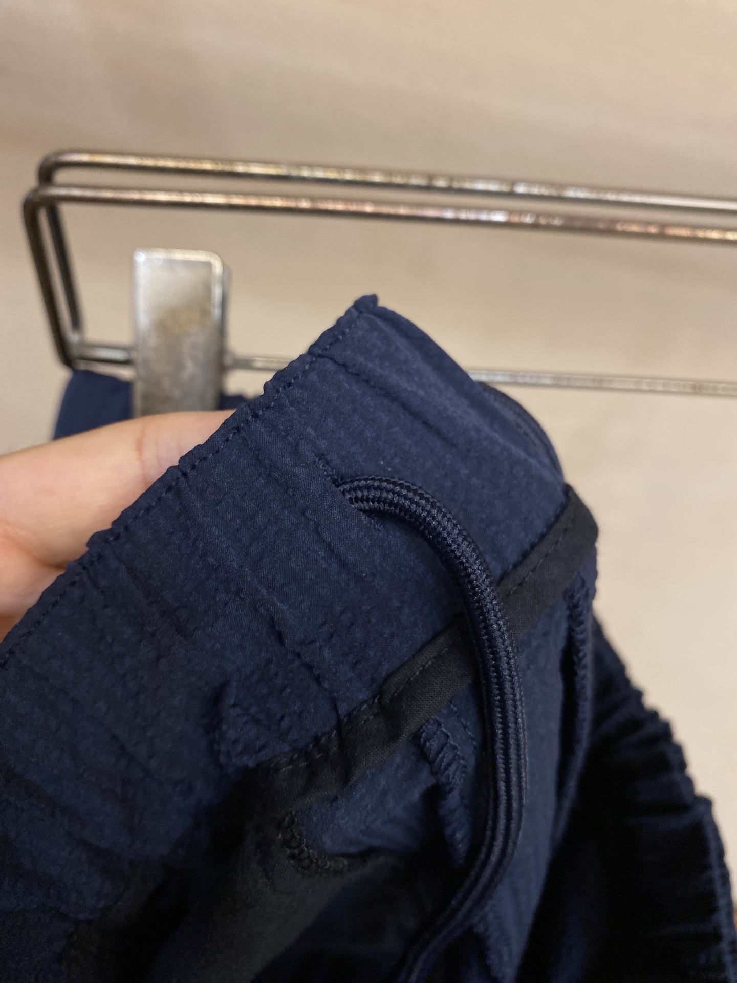 Moncler Cotton-Polyester Bubble Wrinkled Shorts for Comfort and Style - 图片 4