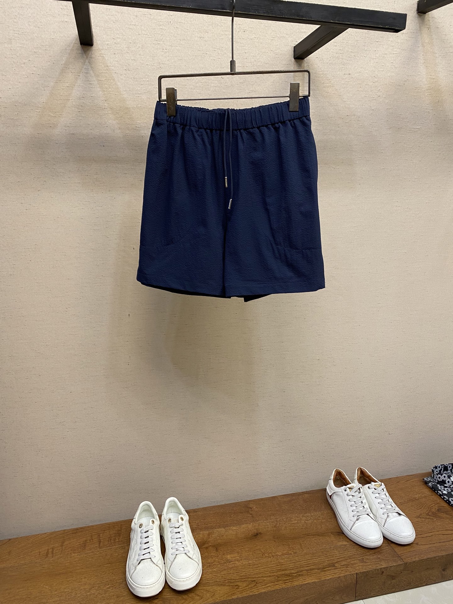 NO:438042,Moncler, bubble wrinkle shorts Fabric selection Use 76 Khmer content + 24 polyester fiber cotton-blend woven fabric. The Khmer content ensures the advantages of softness, skin-friendly and good breathability. The addition of a small amount of polyester fiber balances the wrinkle resistance and elasticity of the overall fabric, greatly reducing its shrinkage. After pre-shrinkage treatment, the size changes during washing can be ignored. The fusion of the two makes the fabric combine wrinkle resistance, quick drying, easy to handle while also having good wear experience and strong breathability. Bubble wrinkle process  The ground warp + bubble meridian is sent independently. The yarn feeding speed of the bubble meridian is higher than the ground warp yarn feeding speed exceeds about 20. During weaving, the bubble meridian is relaxed and accumulated to form a natural arch bubble unit. Through alternating yarns + floating long tissue changes, a clear lattice frame is built between the bubble units, and finally the bubble three-dimensional sense and lattice outline are locked through high-temperature thermal setting. Size S-XL, shorts, alexander wang19860909Moncler,泡泡皱饰标短裤 面料选择 选用76的高棉含量＋24聚酯纤维的棉质混纺梭织面料.高棉含量确保了面料柔软、亲肤、透气性较好等优点,少量聚酯纤维的加入平衡了整体面料的抗皱性和弹性,大大降低其缩水性.通过预缩处理后,洗涤中尺寸变化可以忽略不计.两者的融合使面料综合了抗皱,快干,易打理等特点的同时不失良好穿着体验和透气性强等优点. 泡泡皱工艺 地经+泡经独立送经,泡经送纱速度高于地经送纱速度超约20,织造时泡经松弛堆积,形成自然拱起泡泡单元,通过纱线交替排列+浮长组织变化,在泡泡单元间构筑清晰格纹框架,最后通过高温热定型锁定泡泡立体感与格纹轮廓. 尺码S-XL,,shorts,alexander wang,Men's clothing