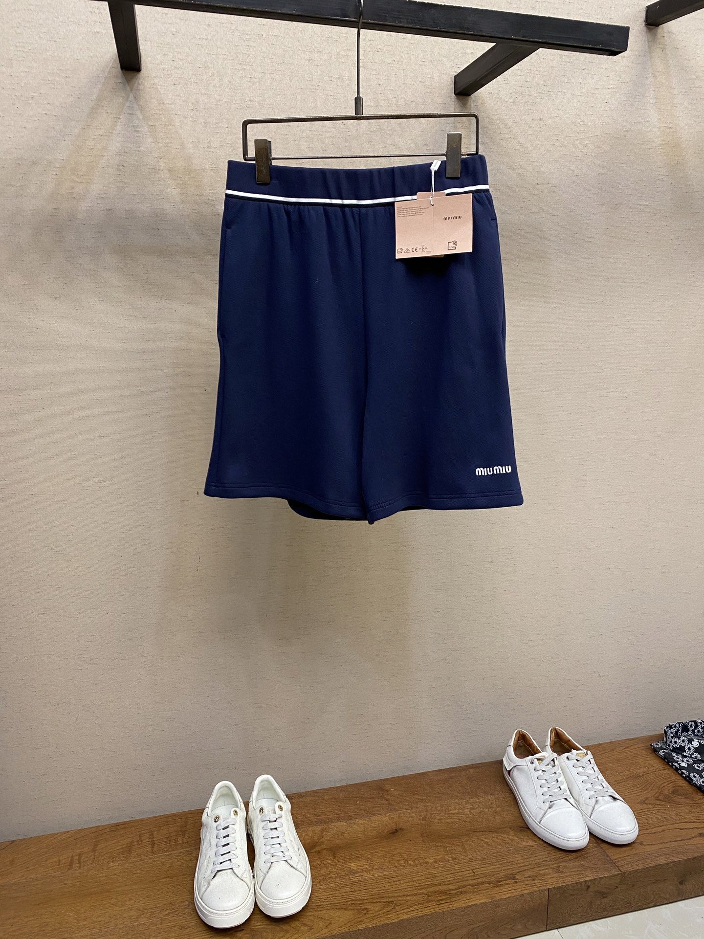 NO:438035,Miu Miu embroidered beaded floor shorts Fabric selection Beaded floor cloth woven from cotton fibers. Cotton fibers give the fabric moisture absorption and breathability, skin-friendly. The surface of the beaded structure has concave and convex pores, which resembles a honeycomb, promotes air circulation and excellent heat dissipation efficiency. Because the elasticity of the cotton yarn is enhanced after being knitted by beads, it can still rebound after repeated stretching. Process 1 The high-precision calculation system of the front piece is controlled by the computer embroidery machine's high-precision calculation system. The fabric frame moves accurately in the horizontal and vertical directions to form a stitch trajectory, adjust the tension of the upper and lower lines to ensure that the stitch is flat and there is no floating line, forming a fine pattern with an error of ±0.1mm. Process 2 Through active intervention in the shrinkage potential of cotton fibers, the fabric has achieved a leap from easy to change to stable, which improves dimensional stability, and is not easy to deform and wrinkle.  Size S-XL, miumiu, shorts, alexander wang19860909Miu Miu 刺绣珠地布短裤 面料选择 选用棉纤维编织而成的珠地布.棉纤维赋予面料吸湿透气,亲肤等特点.珠地结构表面呈现凹凸疏孔,形似蜂巢,促进空气循环,散热效率优良.因棉纱经珠地编织后弹性增强,反复拉伸仍可回弹. 工艺1 前片左下处通过电脑绣花机高精度的计算系统控制机头、针杆、线轴的协同作业,布料框架在水平和垂直方向精准移动,形成针迹轨迹,调整上线和下线张力,确保线迹平整无浮线,形成误差在±0.1mm的精细图案. 工艺2 通过主动干预棉纤维收缩潜能,实现了面料从易变到稳定的跨越,提升了尺寸稳定性,同时不易变形,褶皱. 尺码S-XL,,miumiu,shorts,alexander wang,Men's clothing