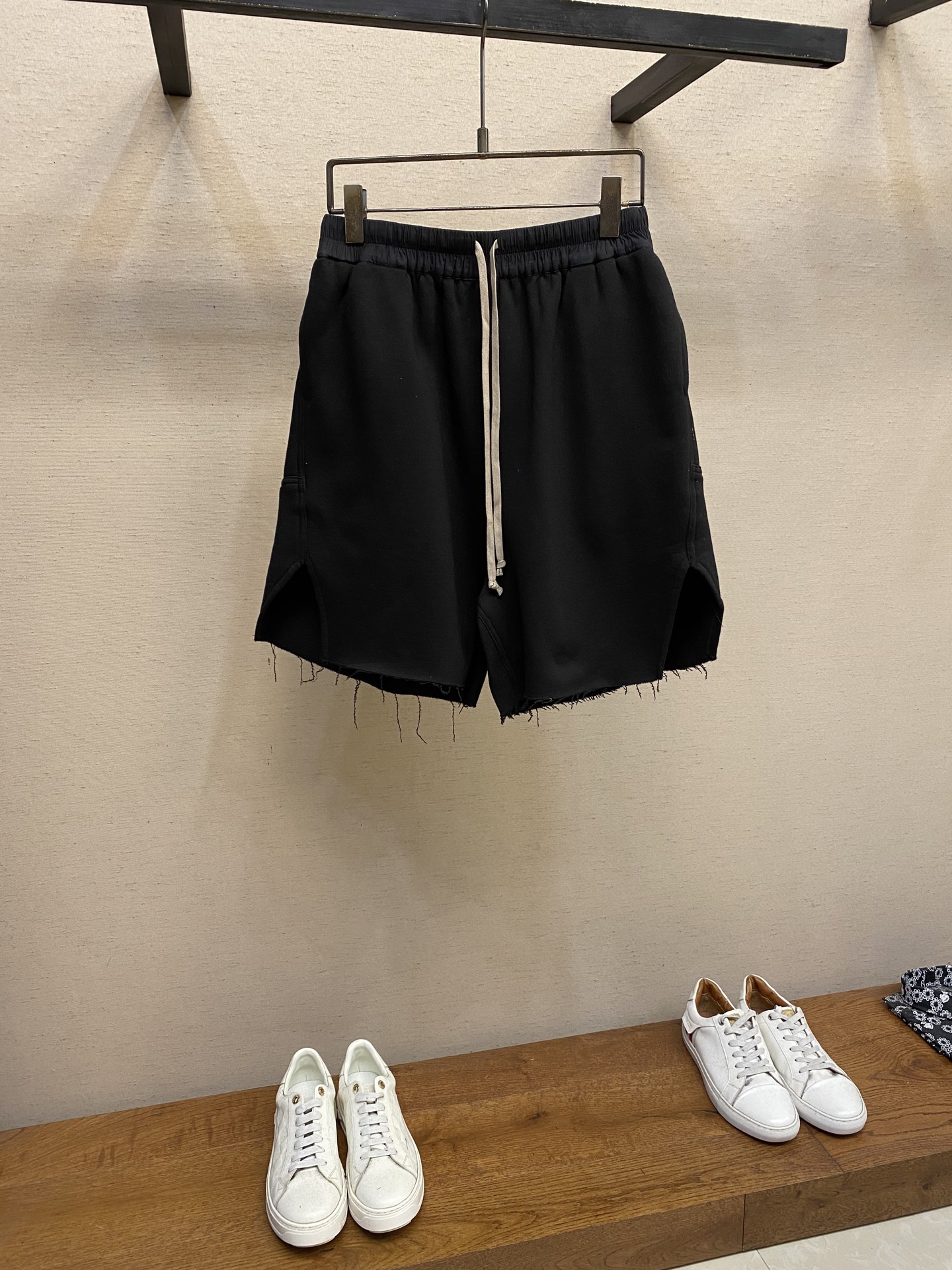 NO:438001,RICK OWENS DRKSHDW Spring and Summer 25 Solid Color Drawstring Casual Shorts Used with 340g fleece fabric Customized YB No. 1 to 8 scimitar zippers The upper body is very versatile. Rick's basic style is as always Size 42,44,46,48 (S-XL), shorts, alexander wang19860909RICK OWENS DRKSHDW 25春夏 纯色抽绳休闲短裤 采用340克抓绒面料 订做YB一至8号弯刀拉链 版型上身非常百搭 瑞克家基础风喜欢的一如既往 尺码42,44,46,48（S-XL）,,shorts,alexander wang,Men's clothing